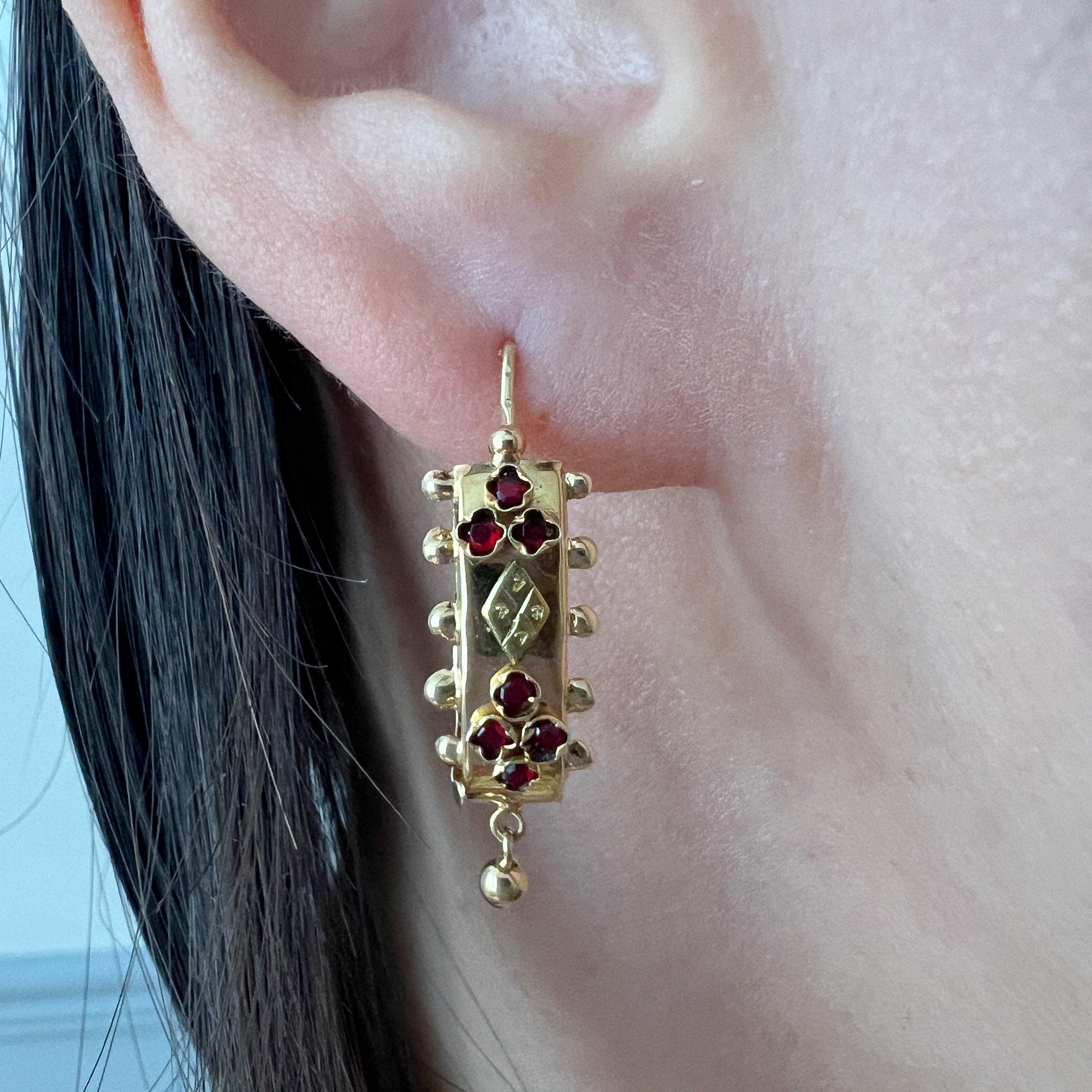 Victorian era 18K gold garnet poissarde earrings I - Curiously timeless