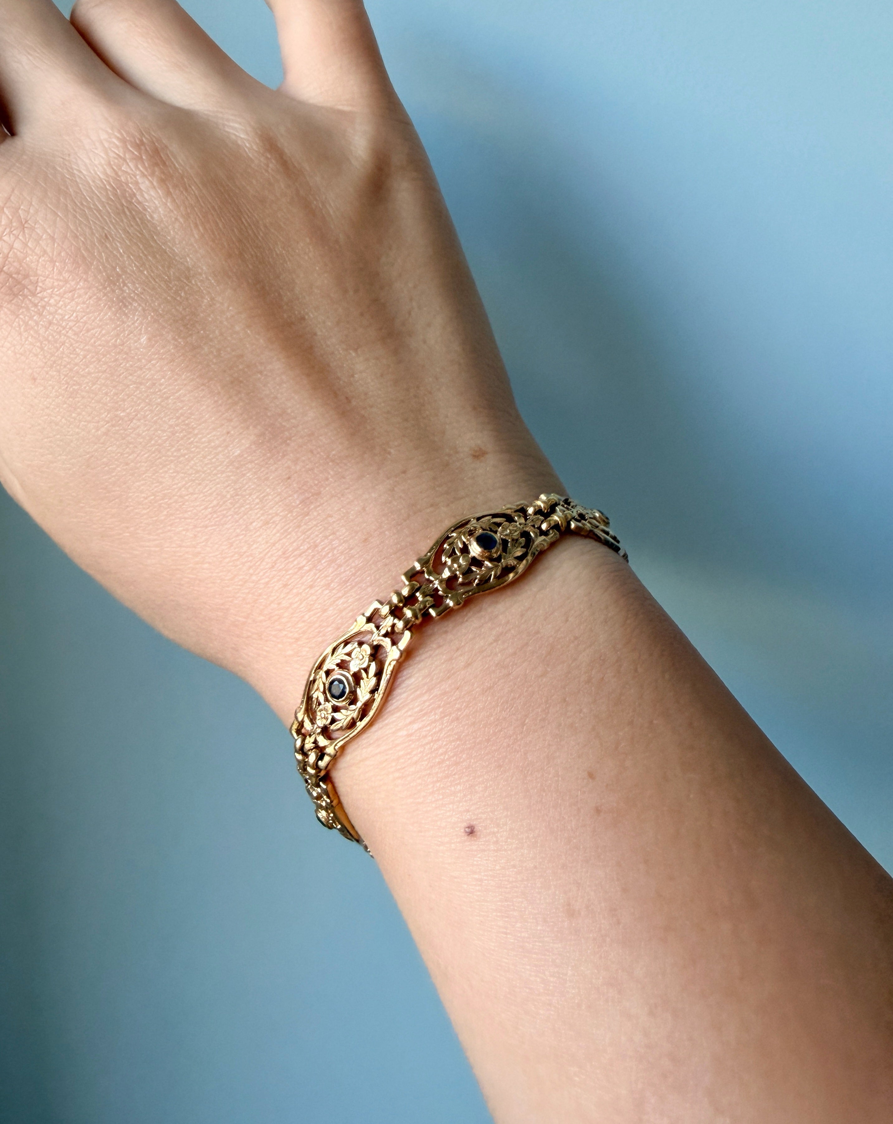 French Art nouveau era 18K gold blue sapphire bracelet