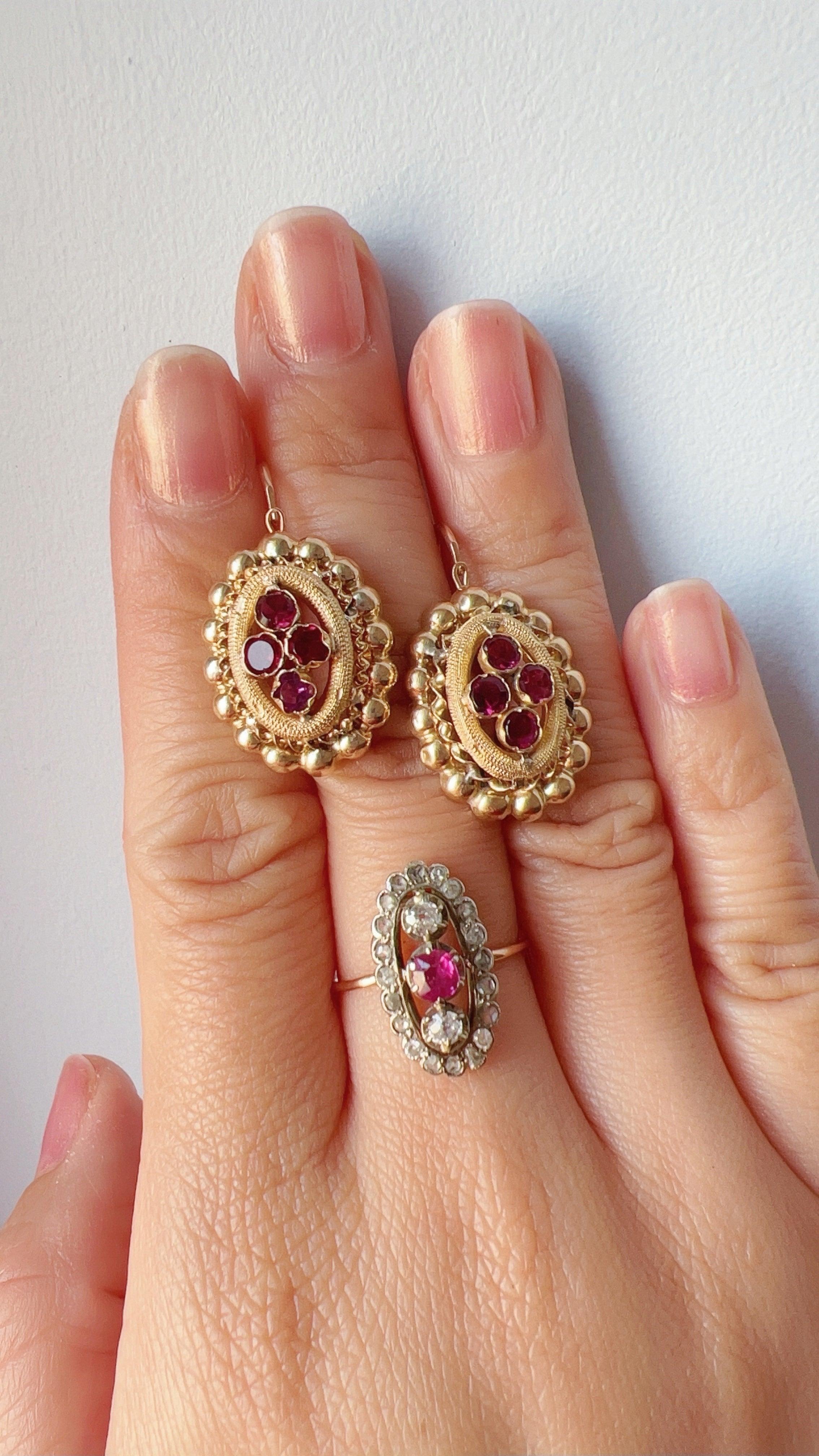 Victorian era 18K gold flat cut garnet earrings - Curiously timeless