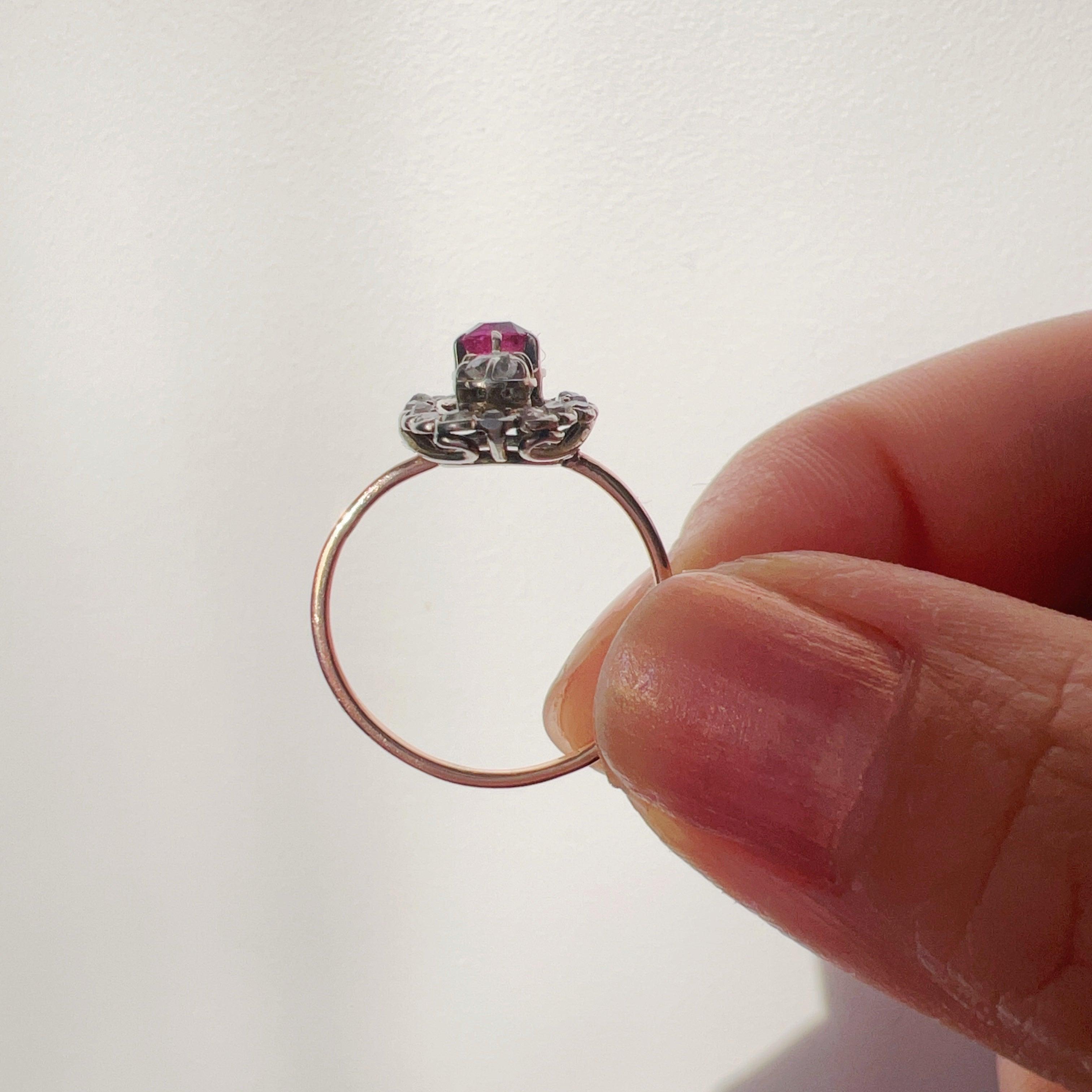 Antique Pink Sapphire and Diamonds ring, 18K Gold and Platinum - Curiously timeless