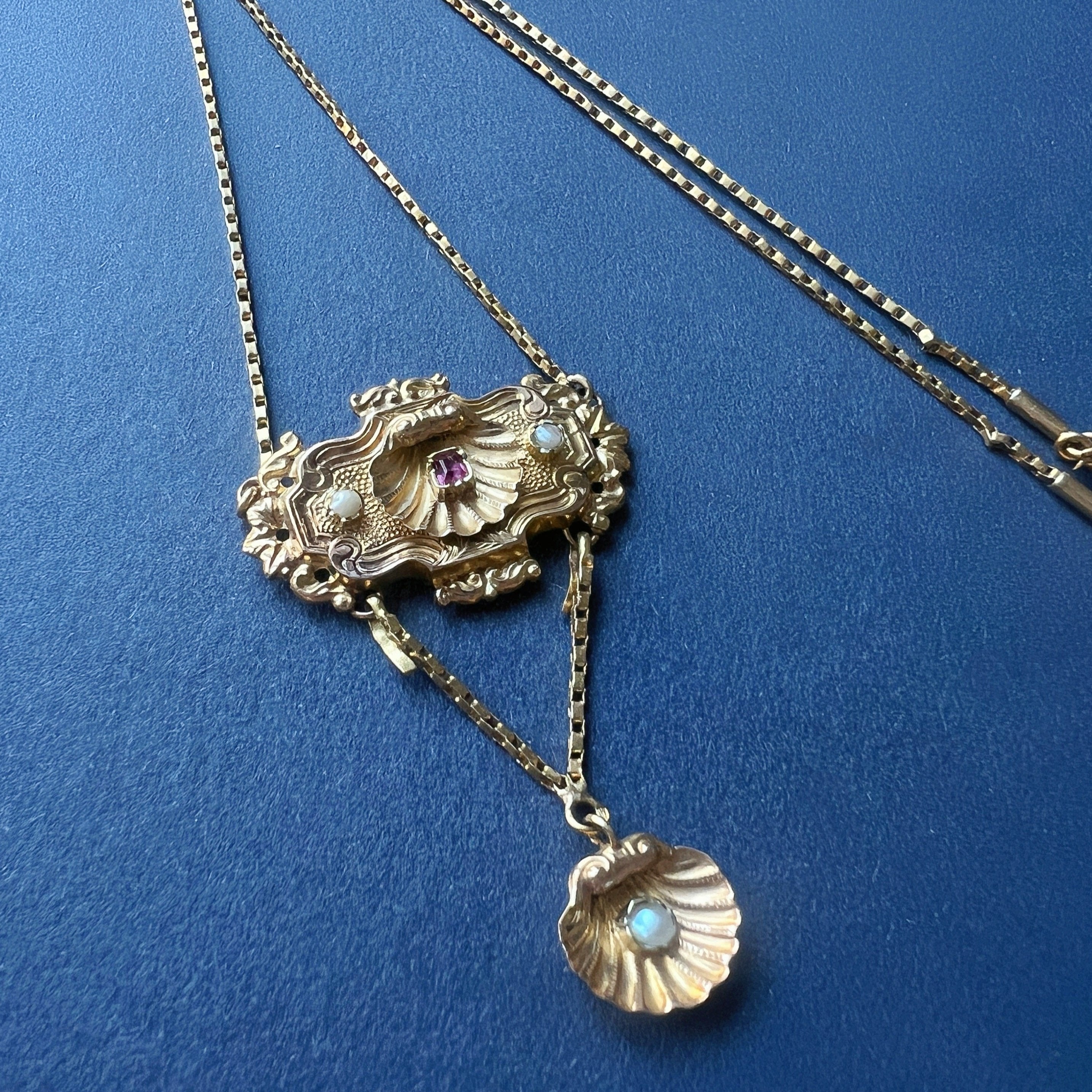 Victorian 18K gold scallop shell pendant necklace - Curiously timeless