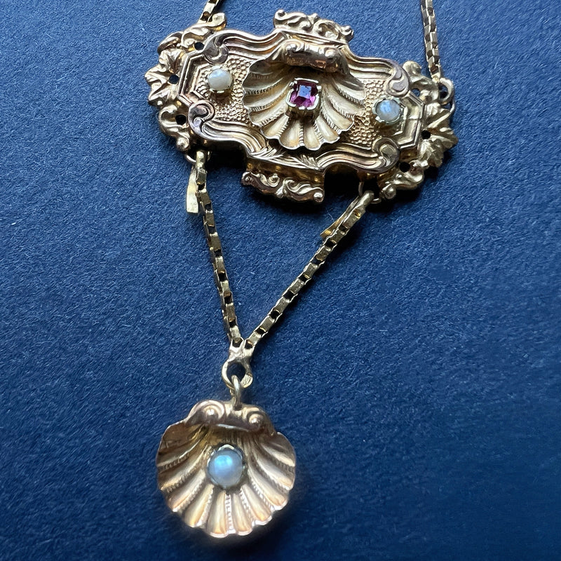 Victorian 18K gold scallop shell pendant necklace - Curiously timeless