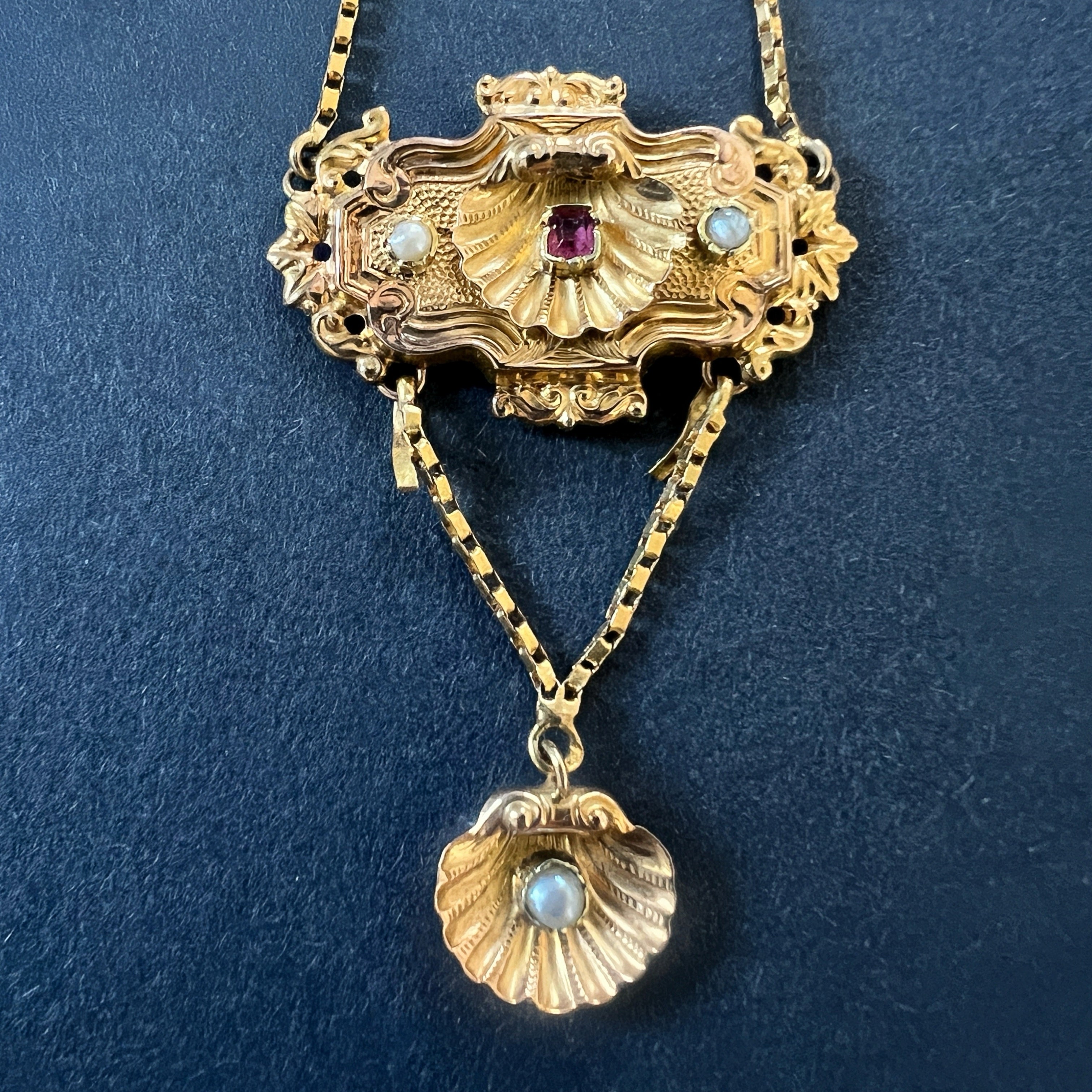 Victorian 18K gold scallop shell pendant necklace - Curiously timeless