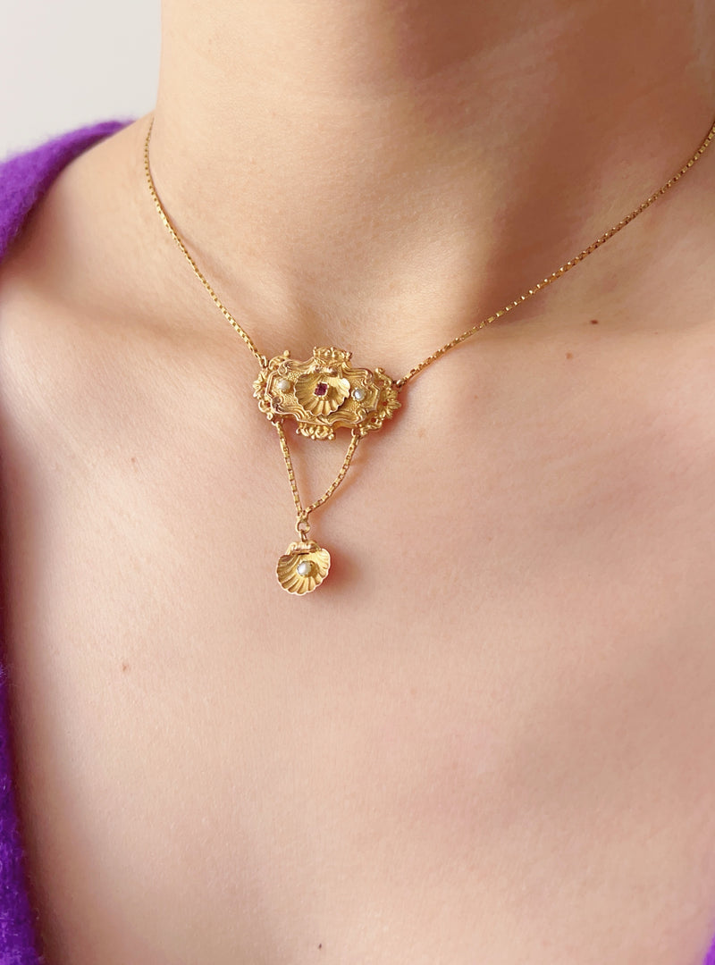 Victorian 18K gold scallop shell pendant necklace - Curiously timeless