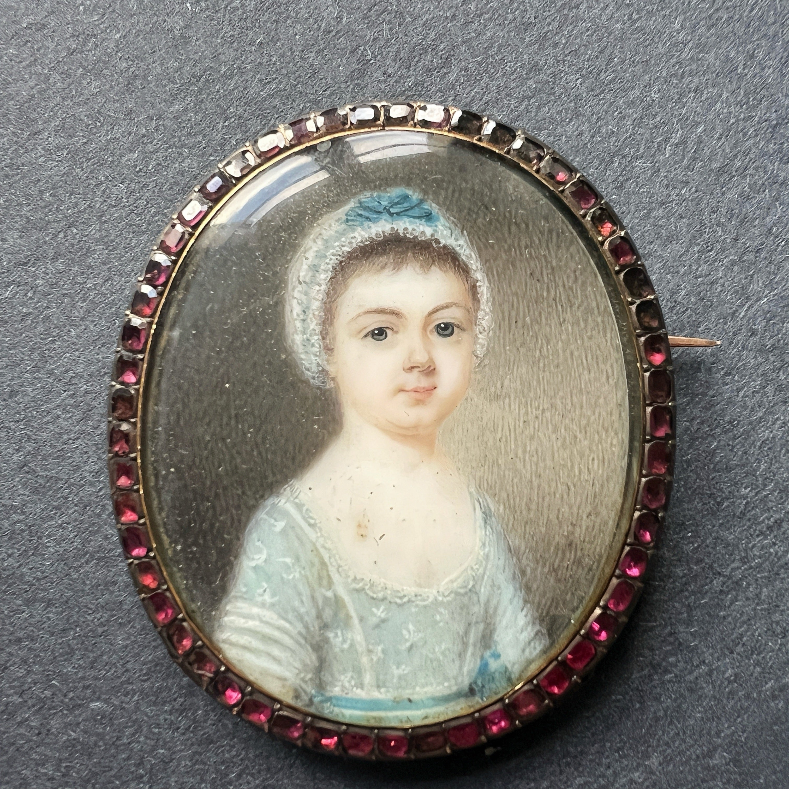 Georgian era 18K gold garnet miniature portrait brooch - Curiously timeless