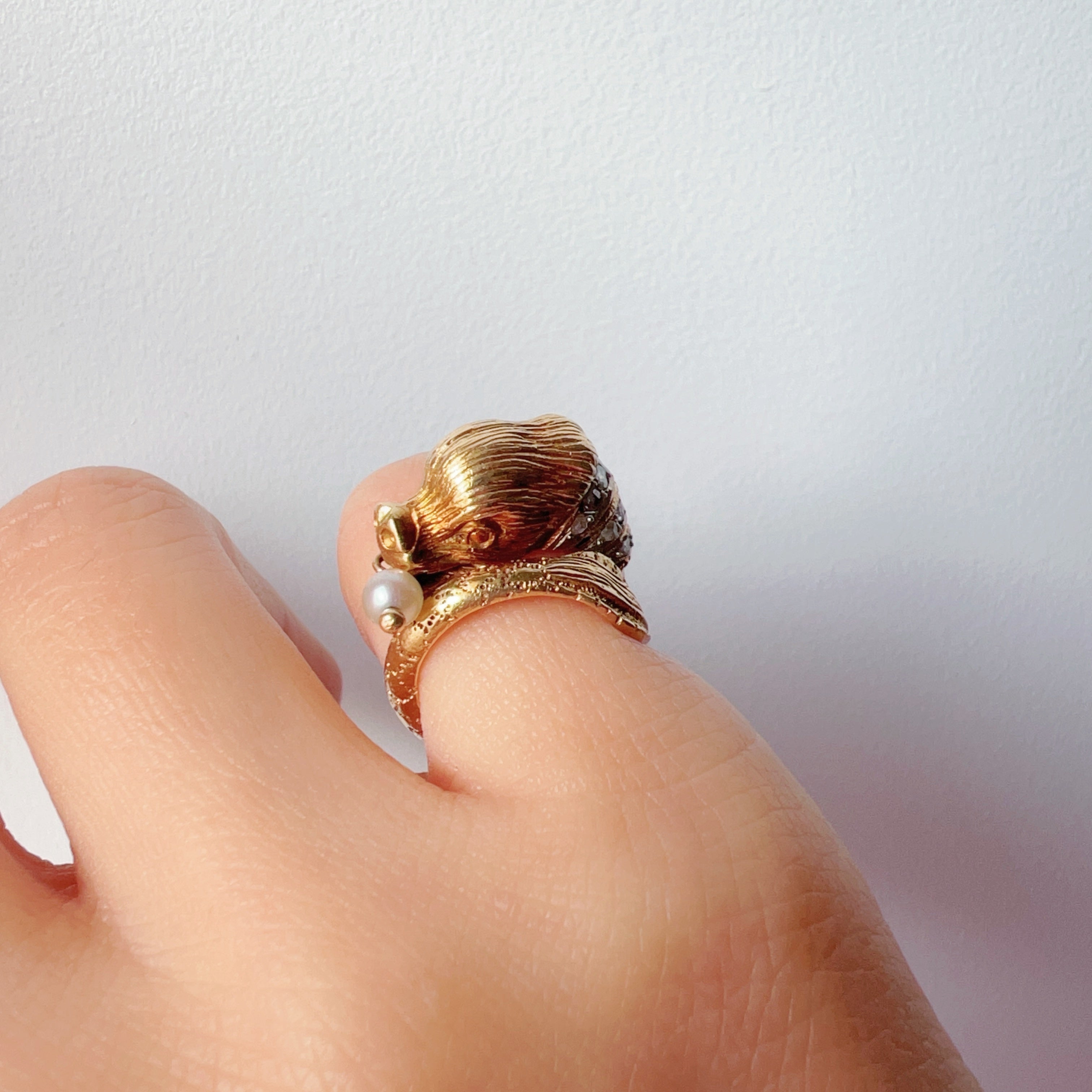 Vintage 18K gold diamonds and pearl dolphin ring - Curiously timeless