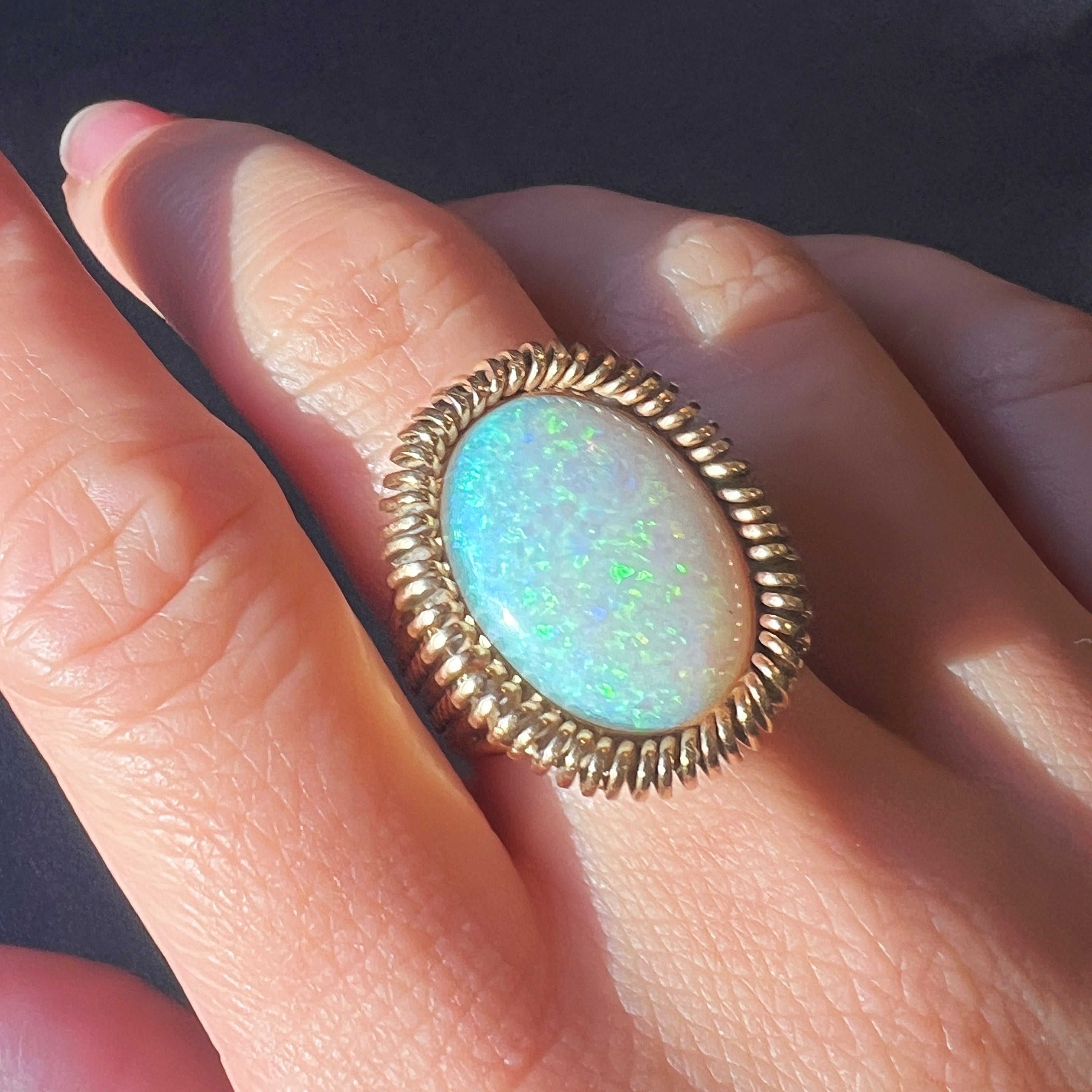 French vintage 18K gold Tubogas opal cabochon cocktail ring - Curiously timeless