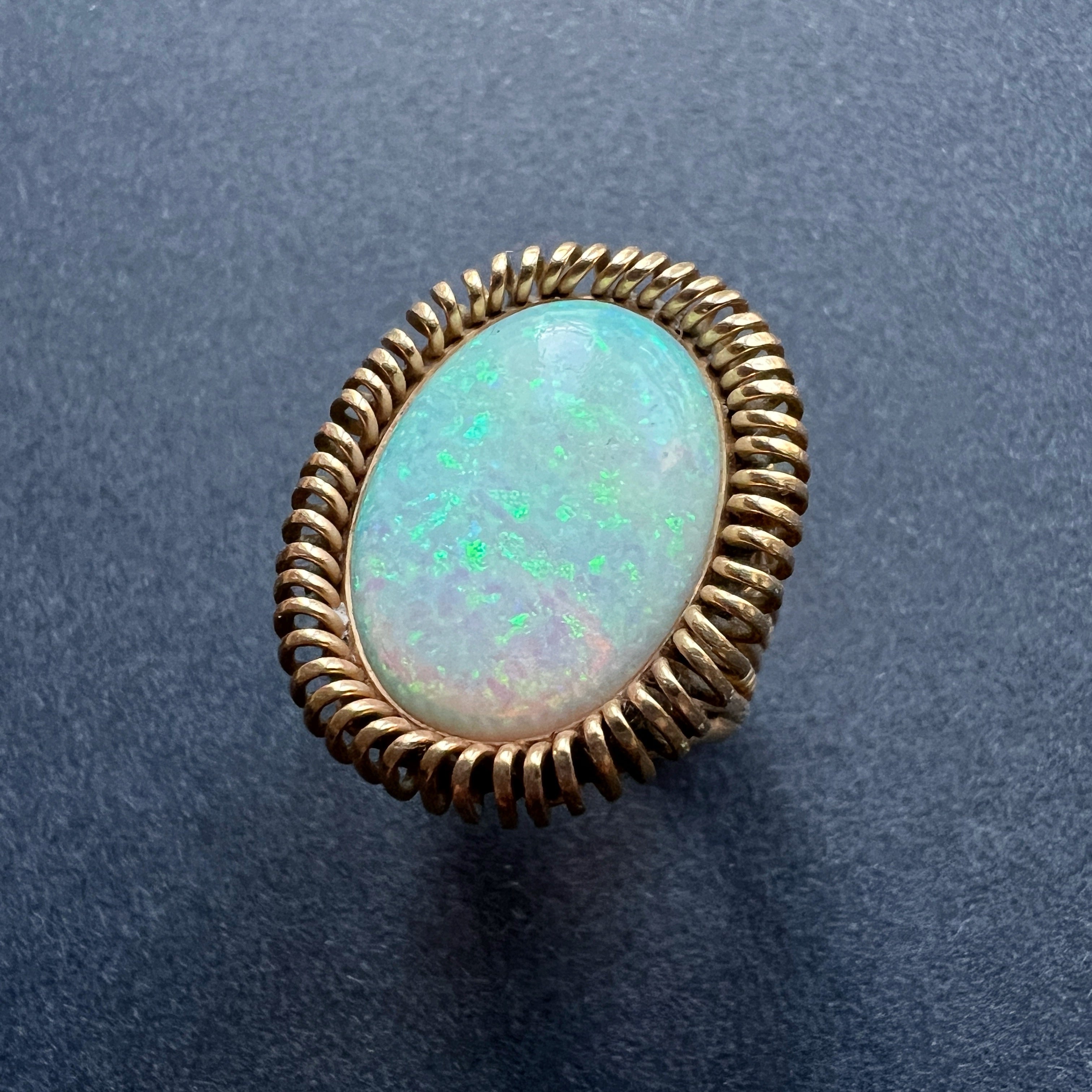 French vintage 18K gold Tubogas opal cabochon cocktail ring - Curiously timeless