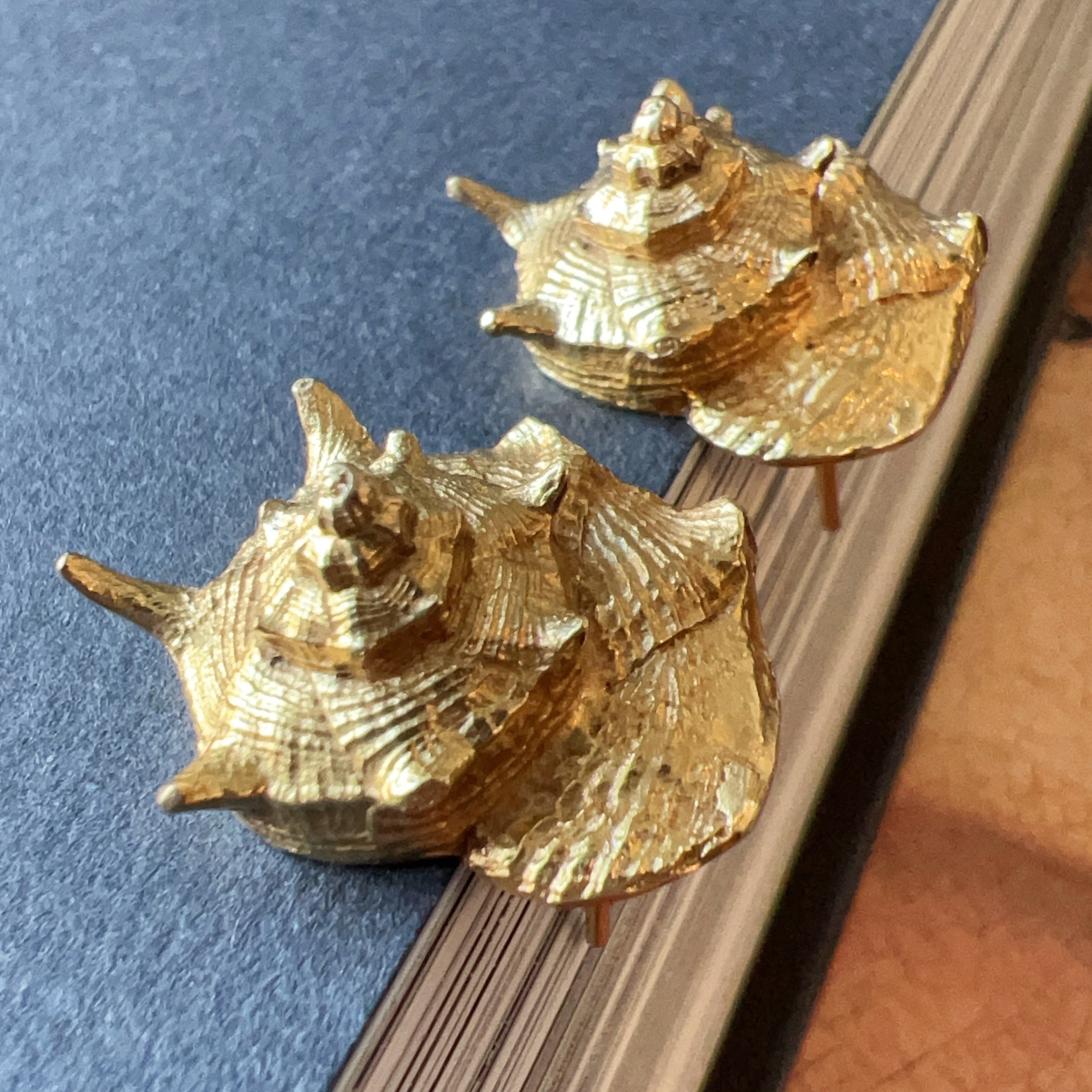 Vintage 18K Gold Conch Shell Earrings - Curiously timeless