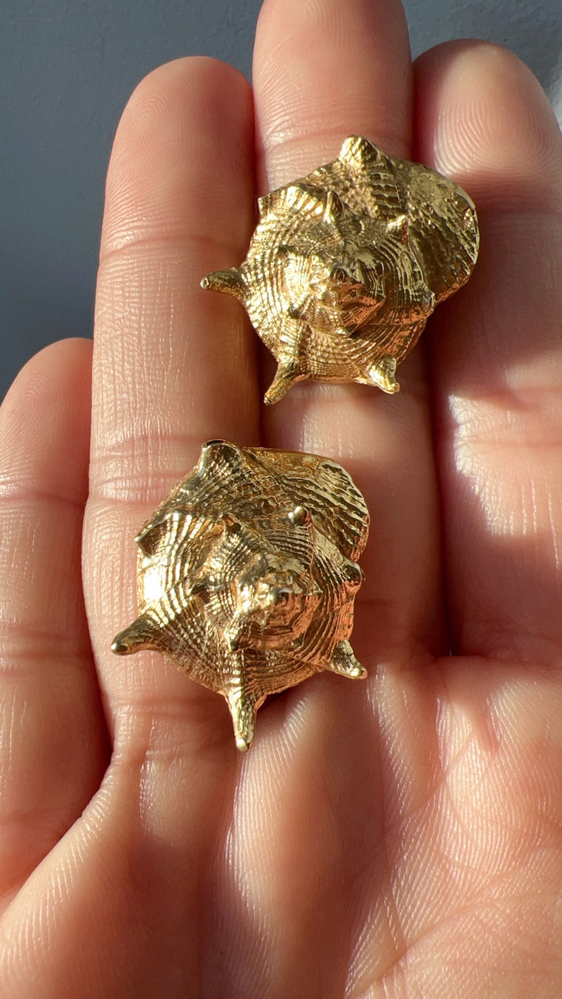 Vintage 18K Gold Conch Shell Earrings - Curiously timeless