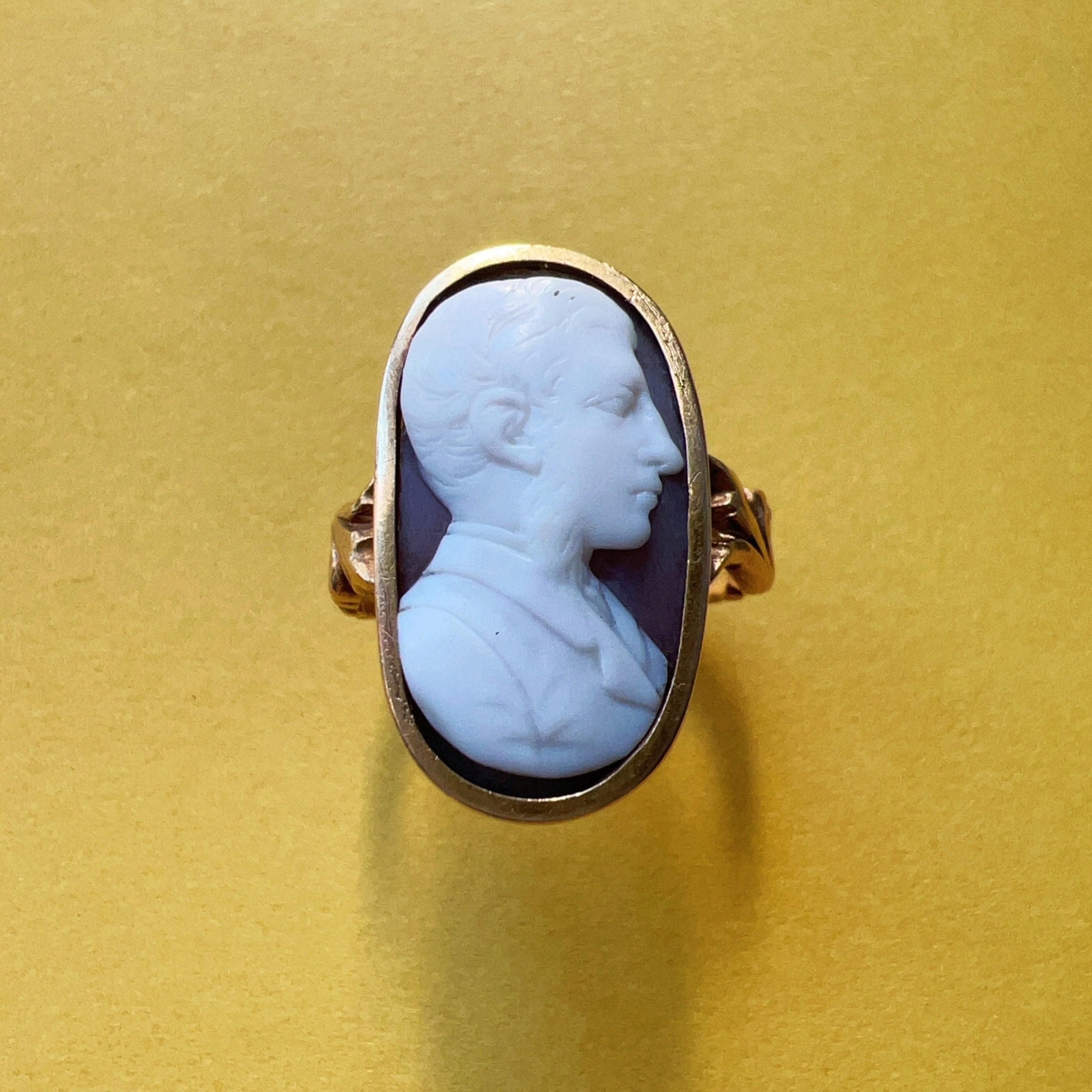 Georgian era 18K gold gentleman cameo ring - Curiously timeless