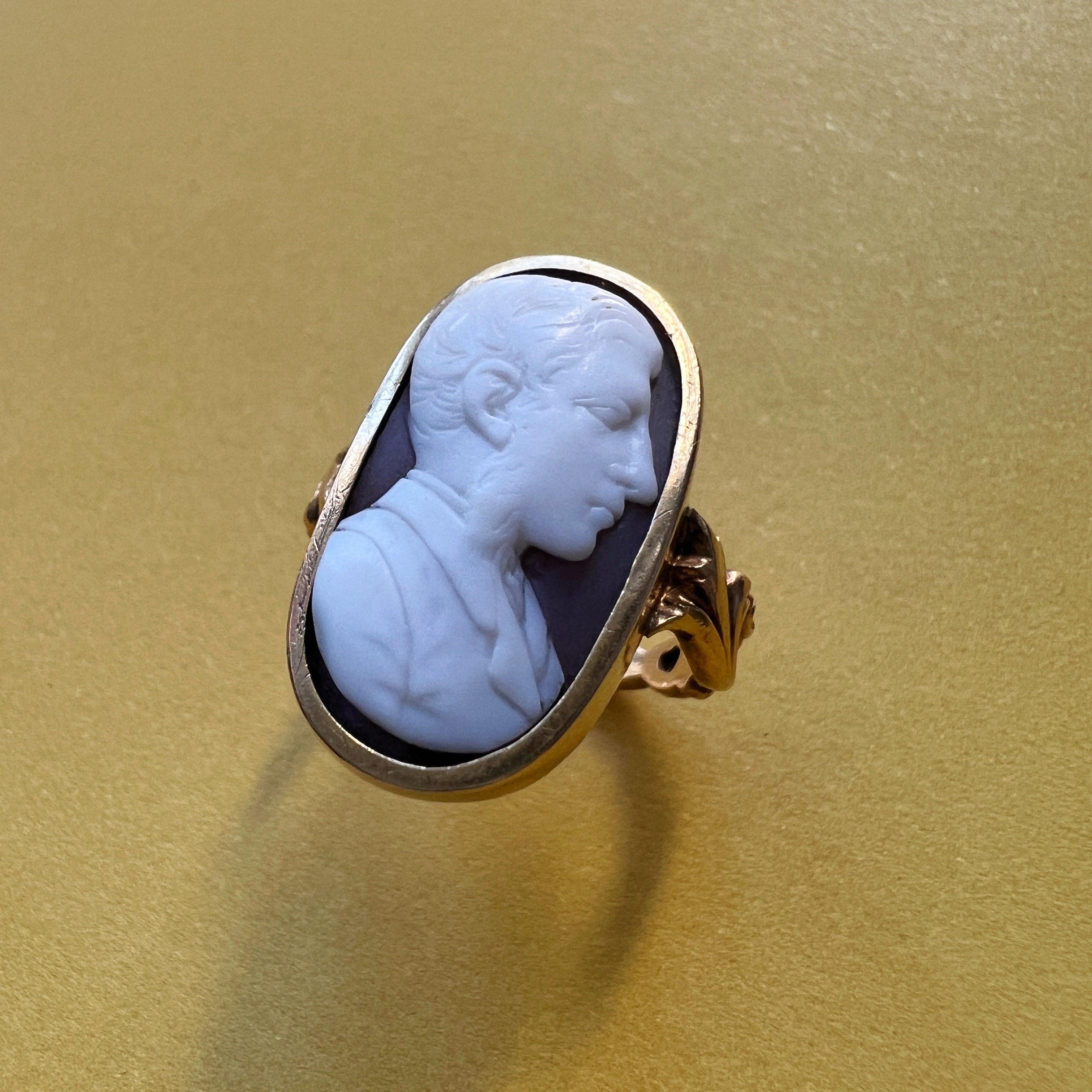 Georgian era 18K gold gentleman cameo ring - Curiously timeless