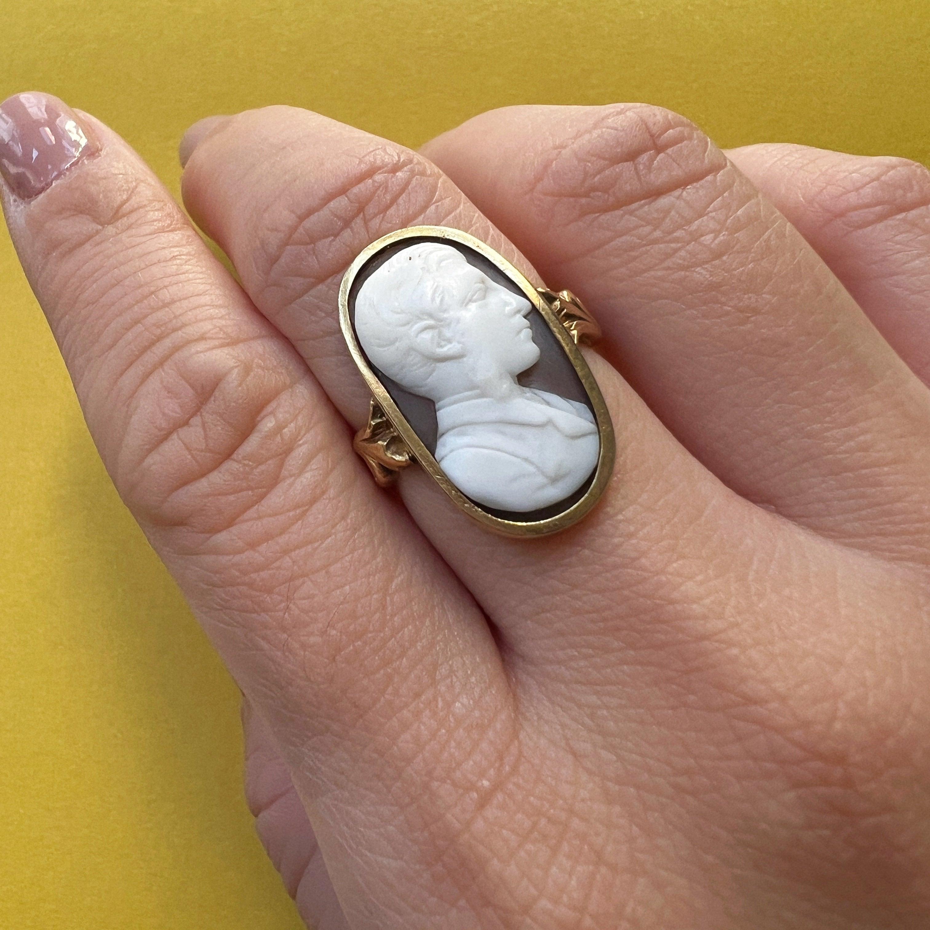 Georgian era 18K gold gentleman cameo ring - Curiously timeless