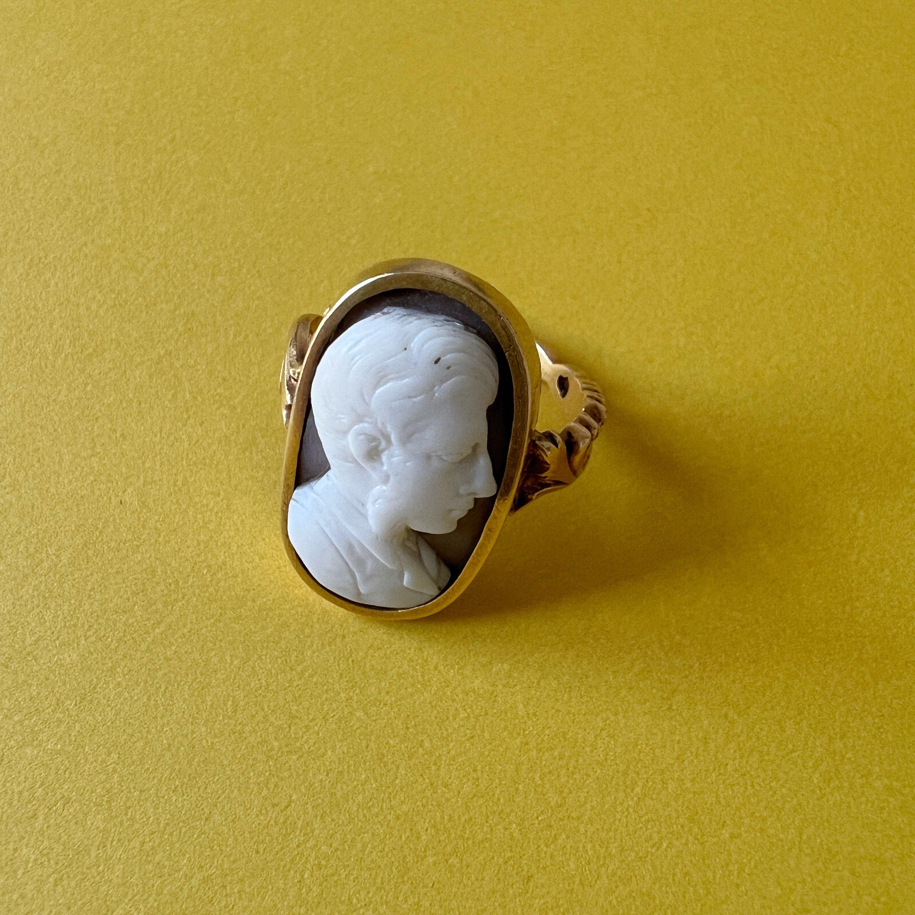 Georgian era 18K gold gentleman cameo ring - Curiously timeless