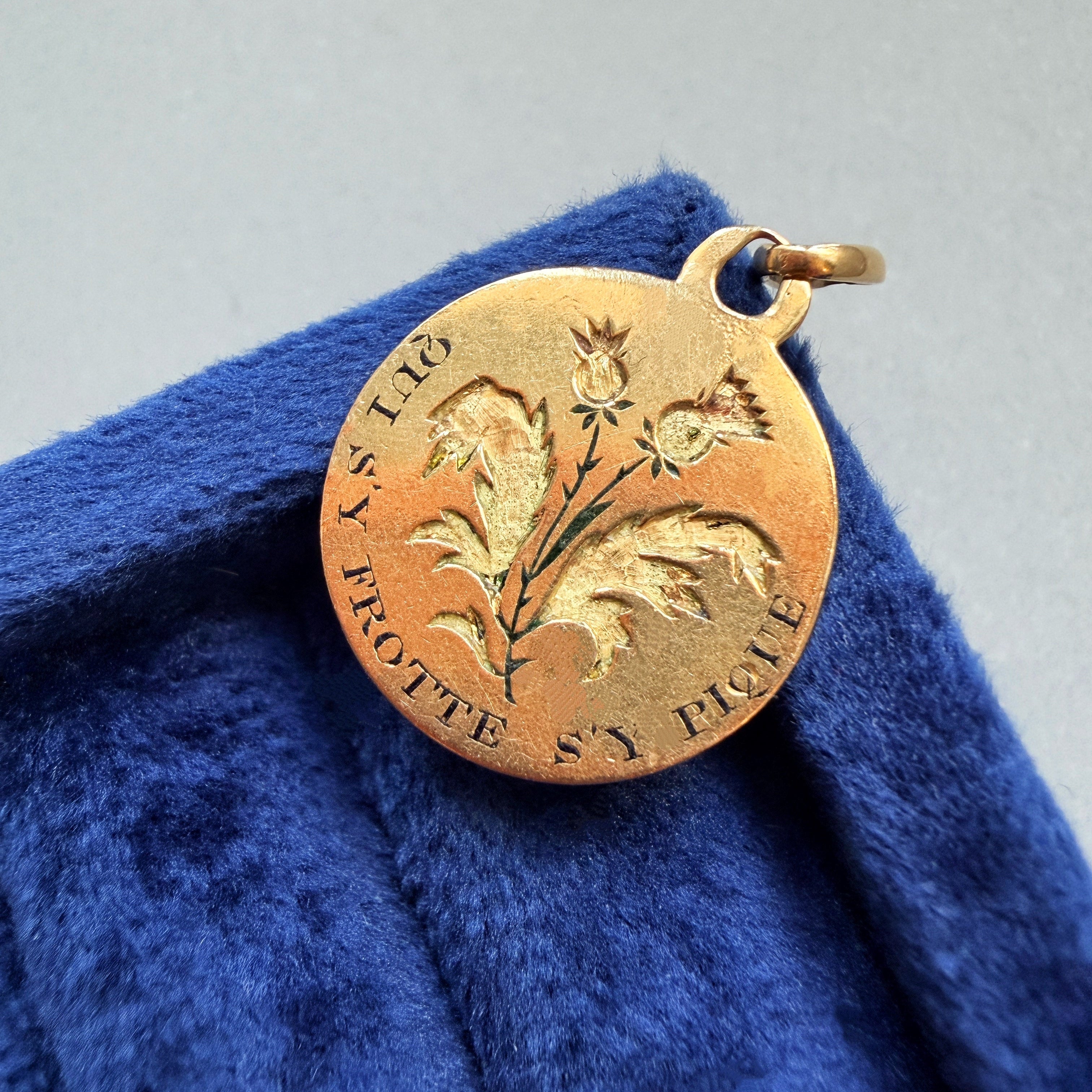 Antique 18K gold “Qui s’y frotte s’y pique” medal pendant
