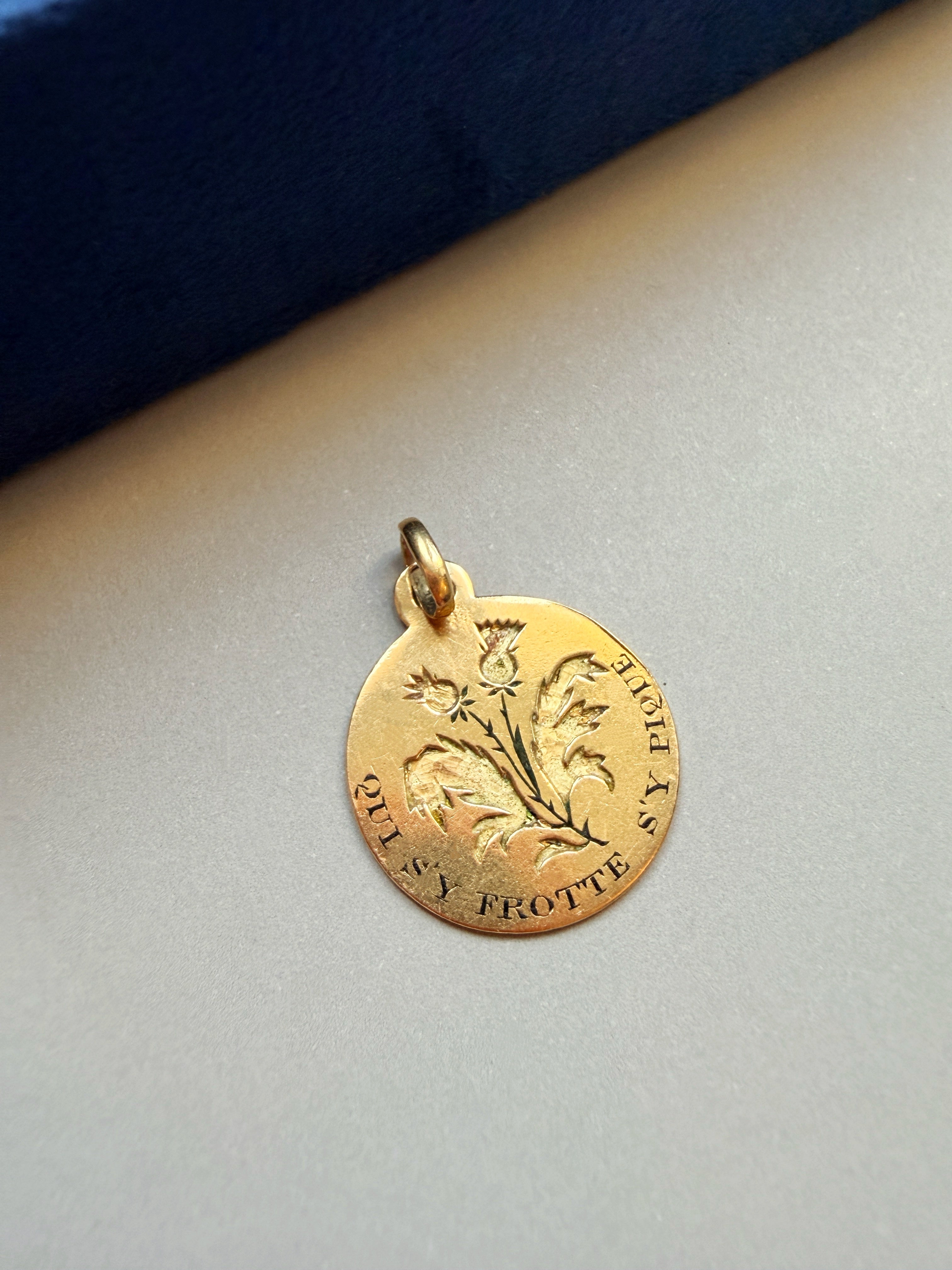 Antique 18K gold “Qui s’y frotte s’y pique” medal pendant