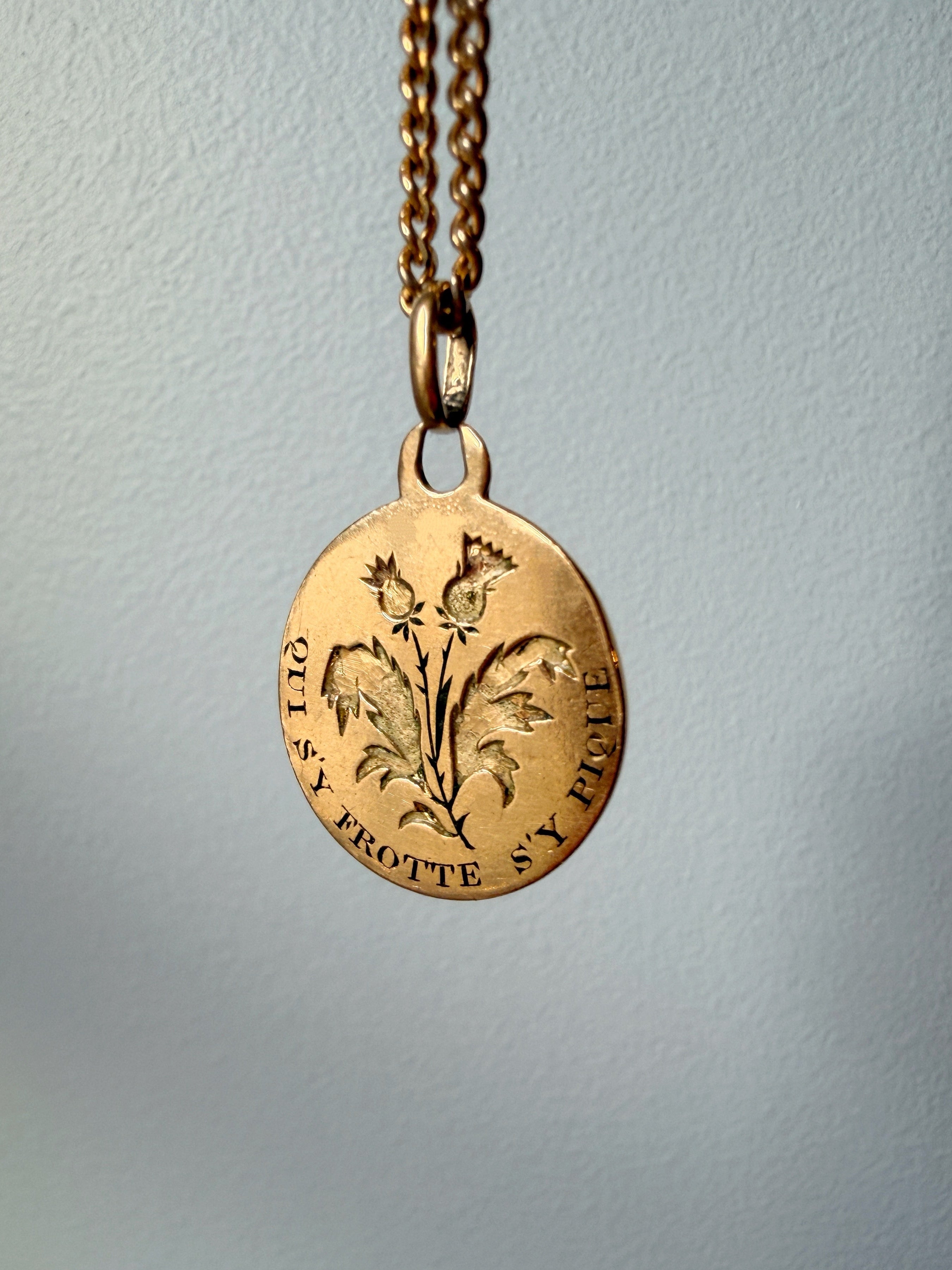 Antique 18K gold “Qui s’y frotte s’y pique” medal pendant