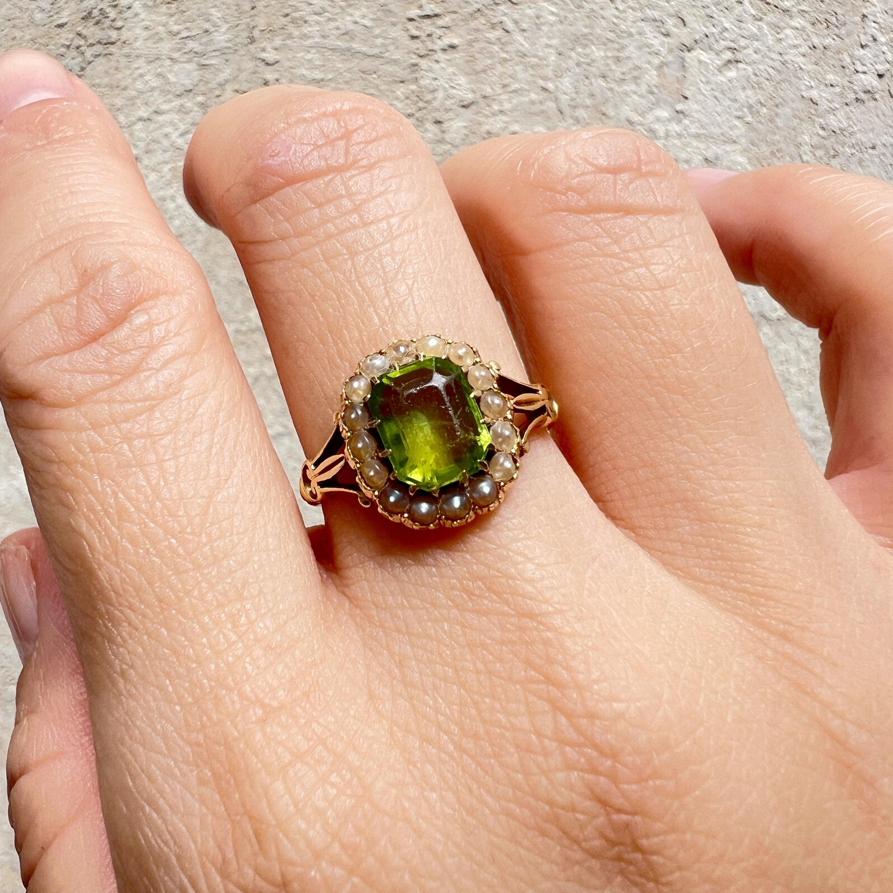 Victorian era 18K gold peridot seed pearl ring - Curiously timeless