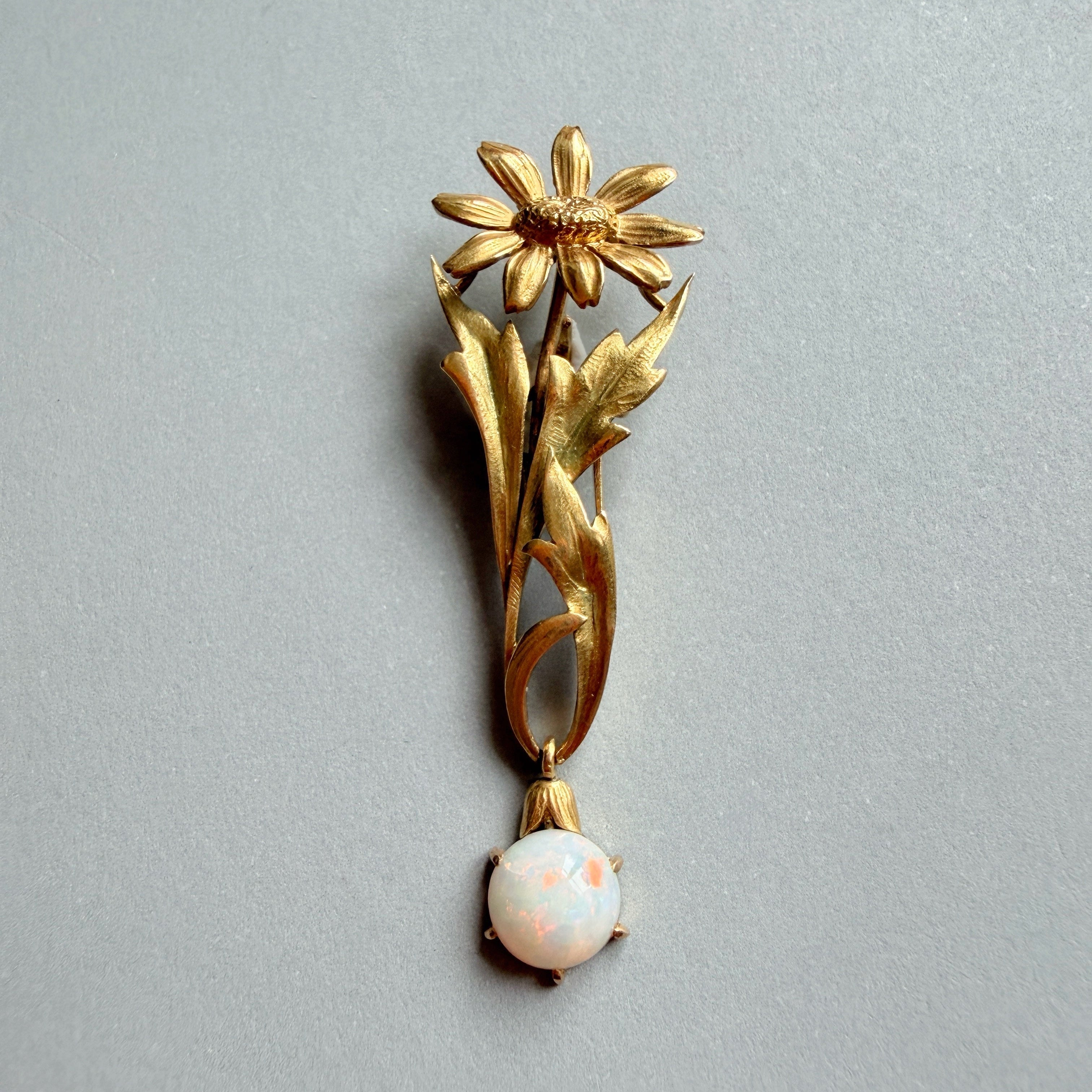Art Nouveau era 18K gold opal daisy flower pendant