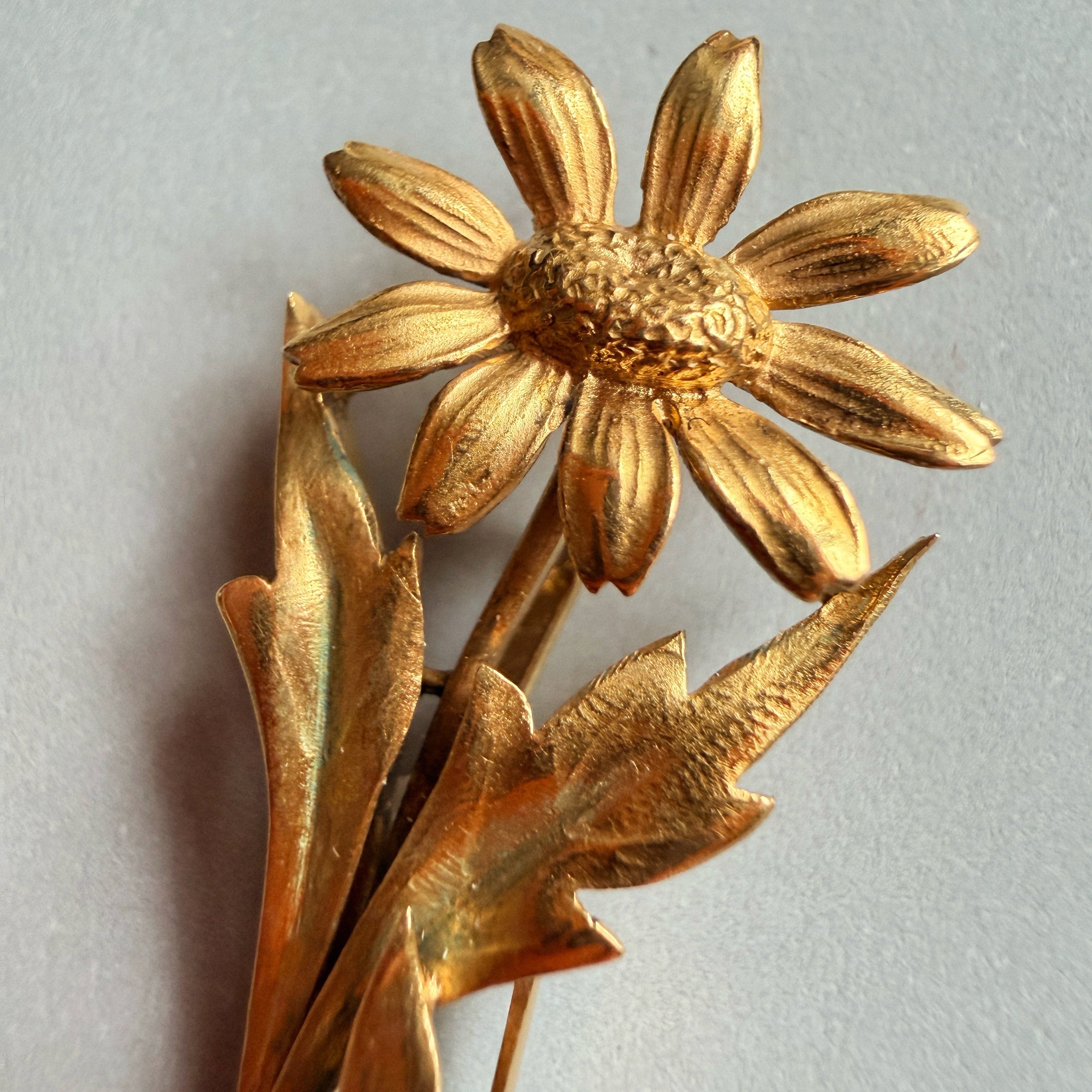 Art Nouveau era 18K gold opal daisy flower pendant