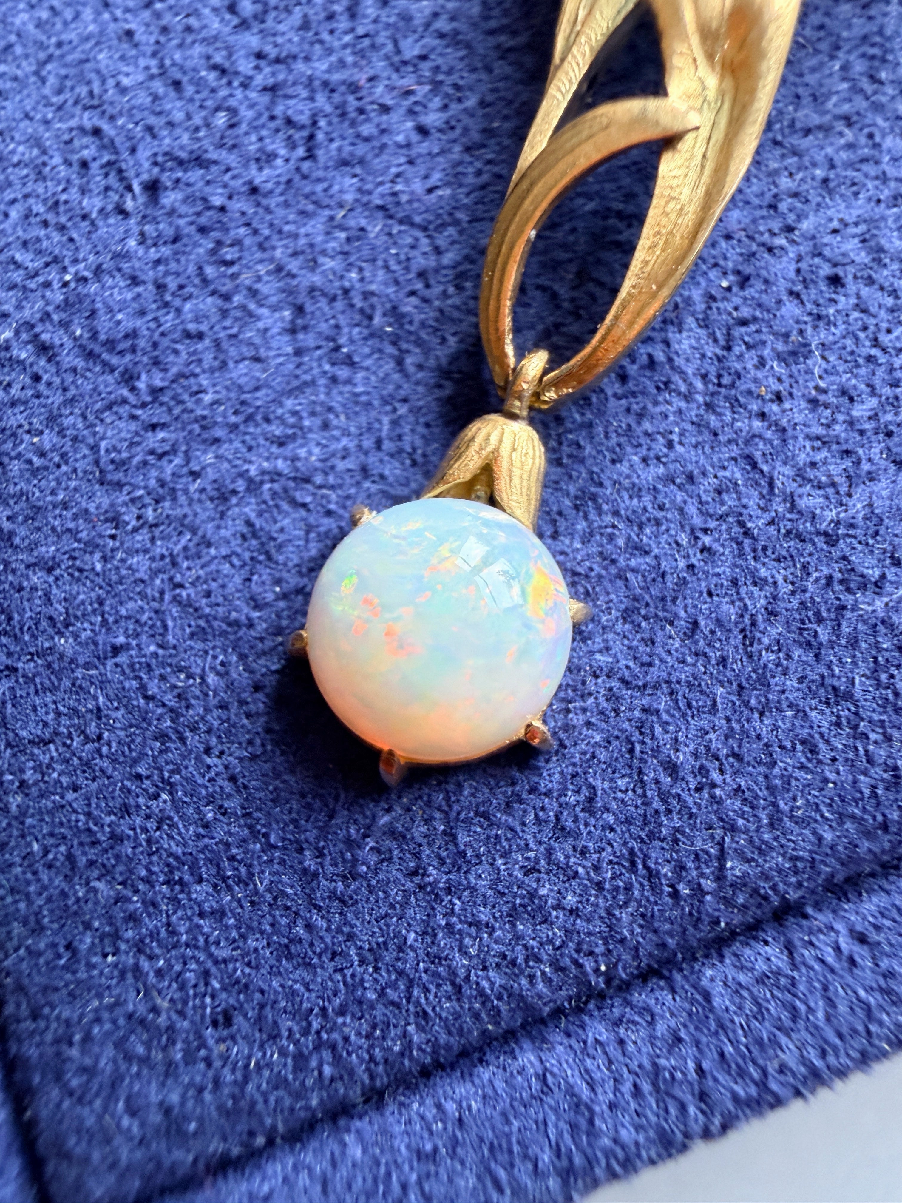 Art Nouveau era 18K gold opal daisy flower pendant