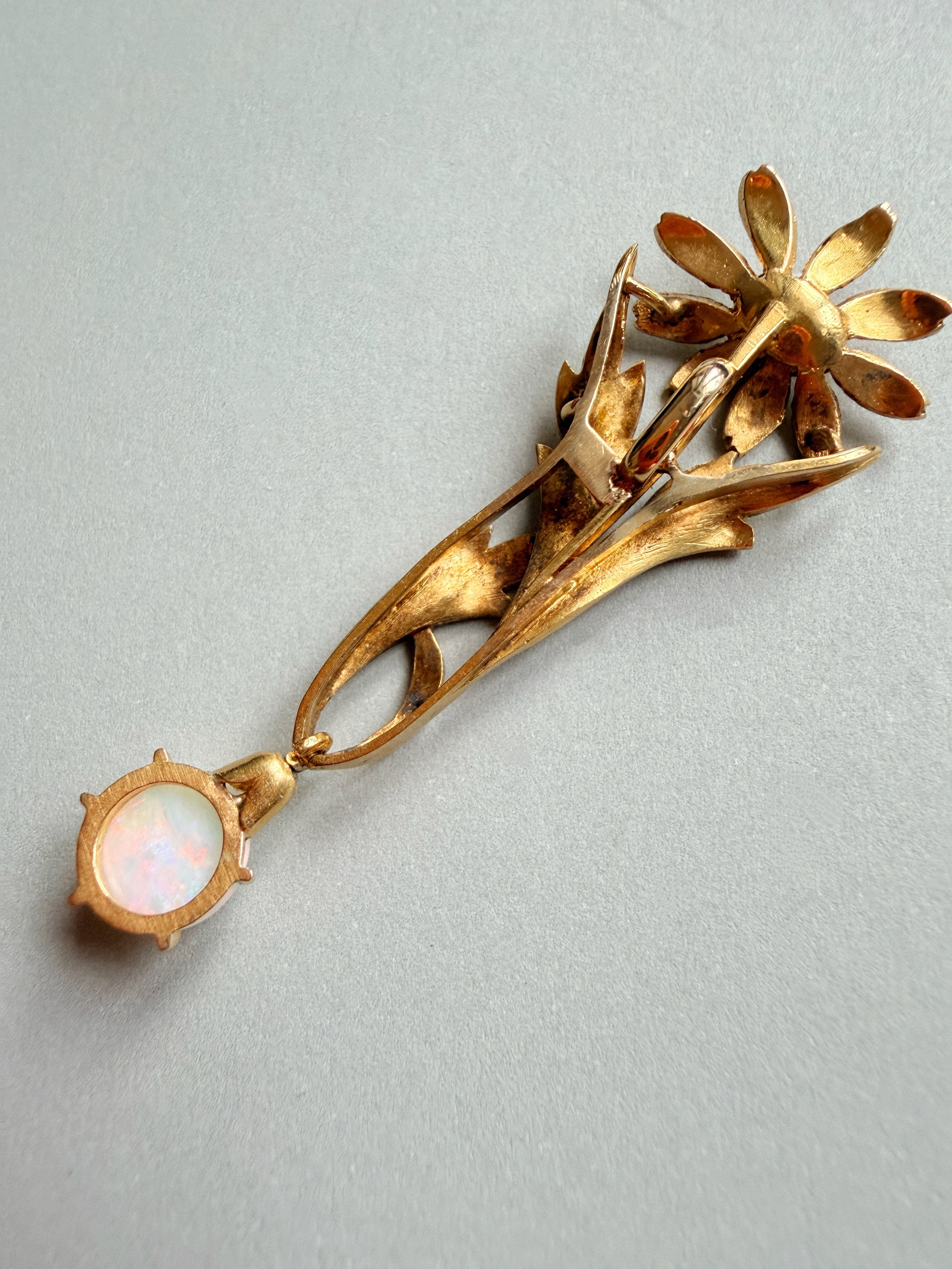 Art Nouveau era 18K gold opal daisy flower pendant