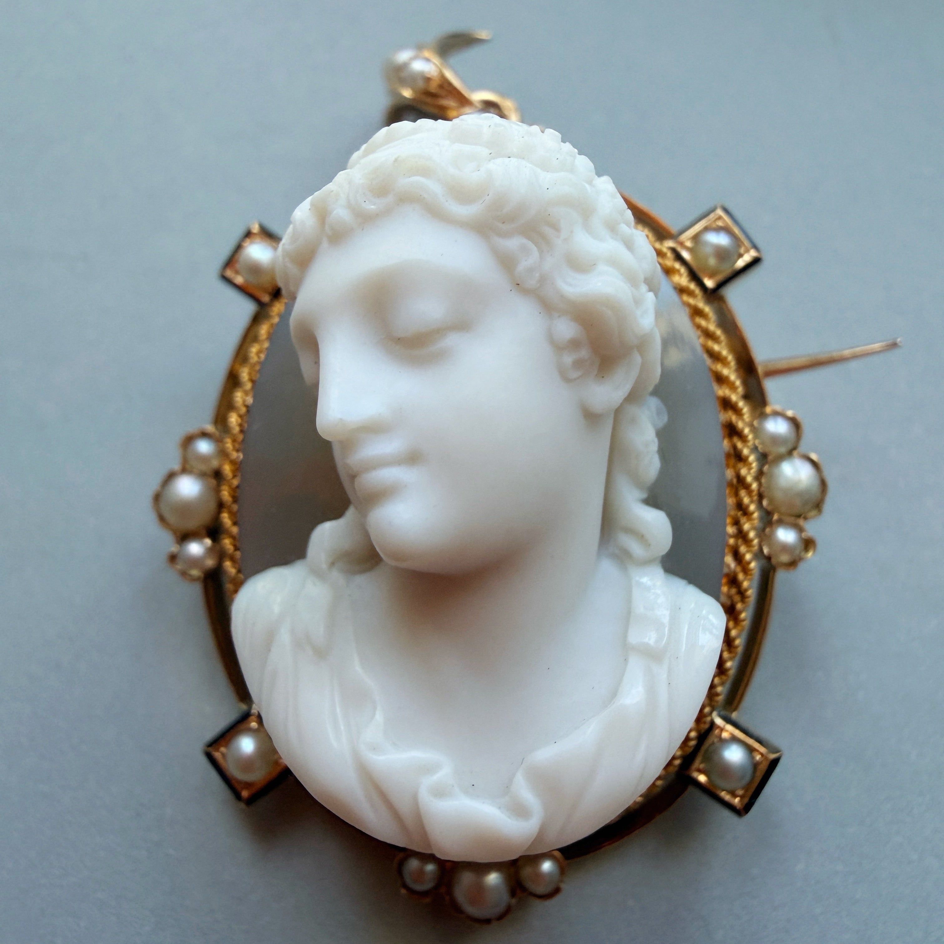 Antique Victorian 18K gold agate high relief cameo pendant brooch 