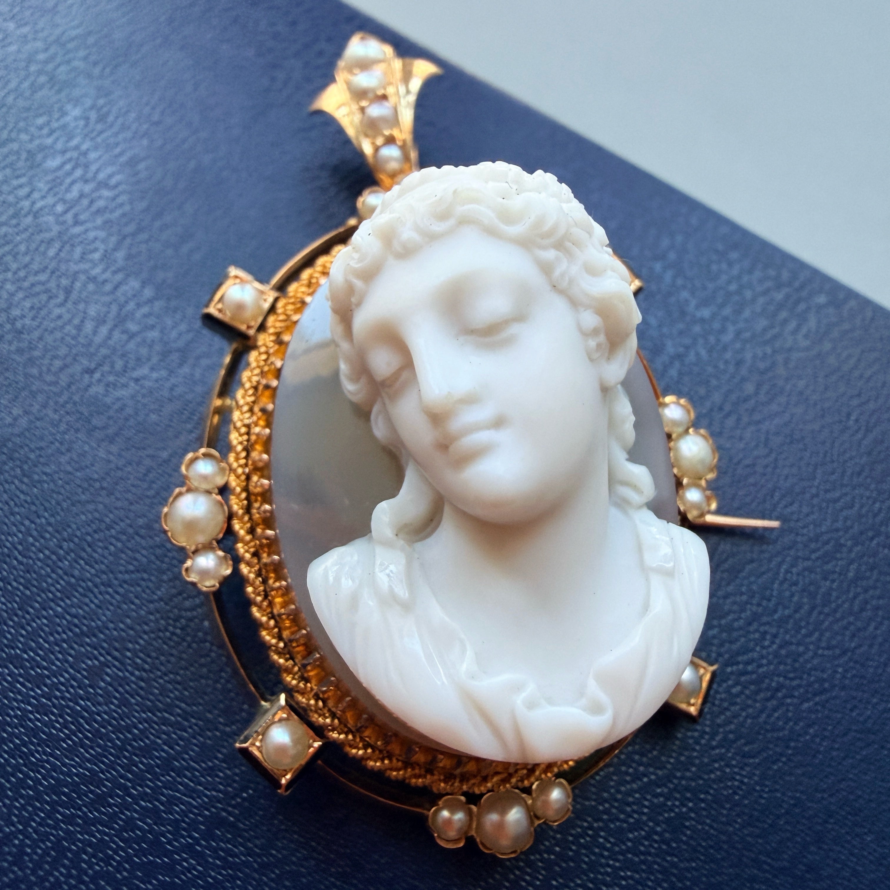 Antique Victorian 18K gold agate high relief cameo pendant brooch 