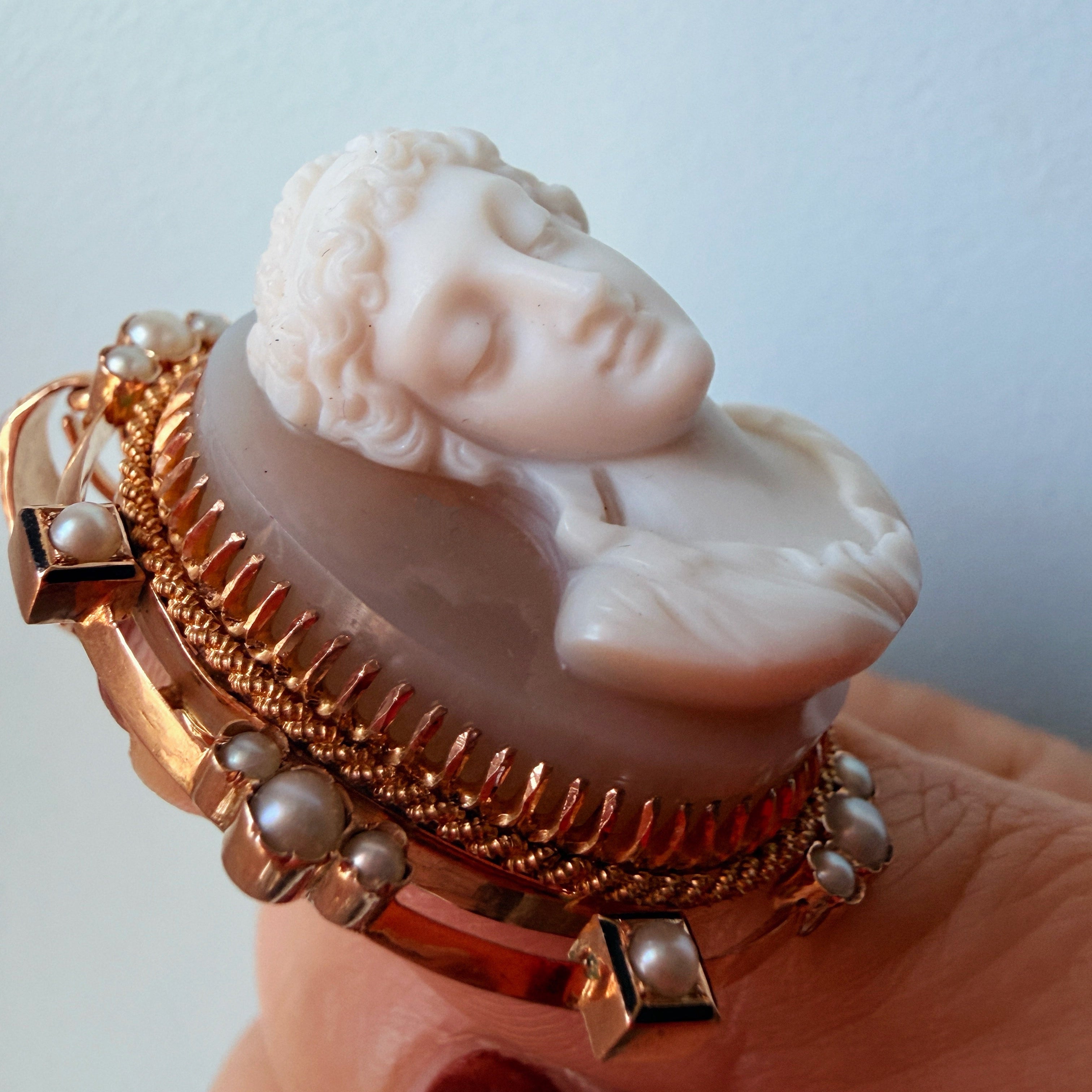 Antique Victorian 18K gold agate high relief cameo pendant brooch 