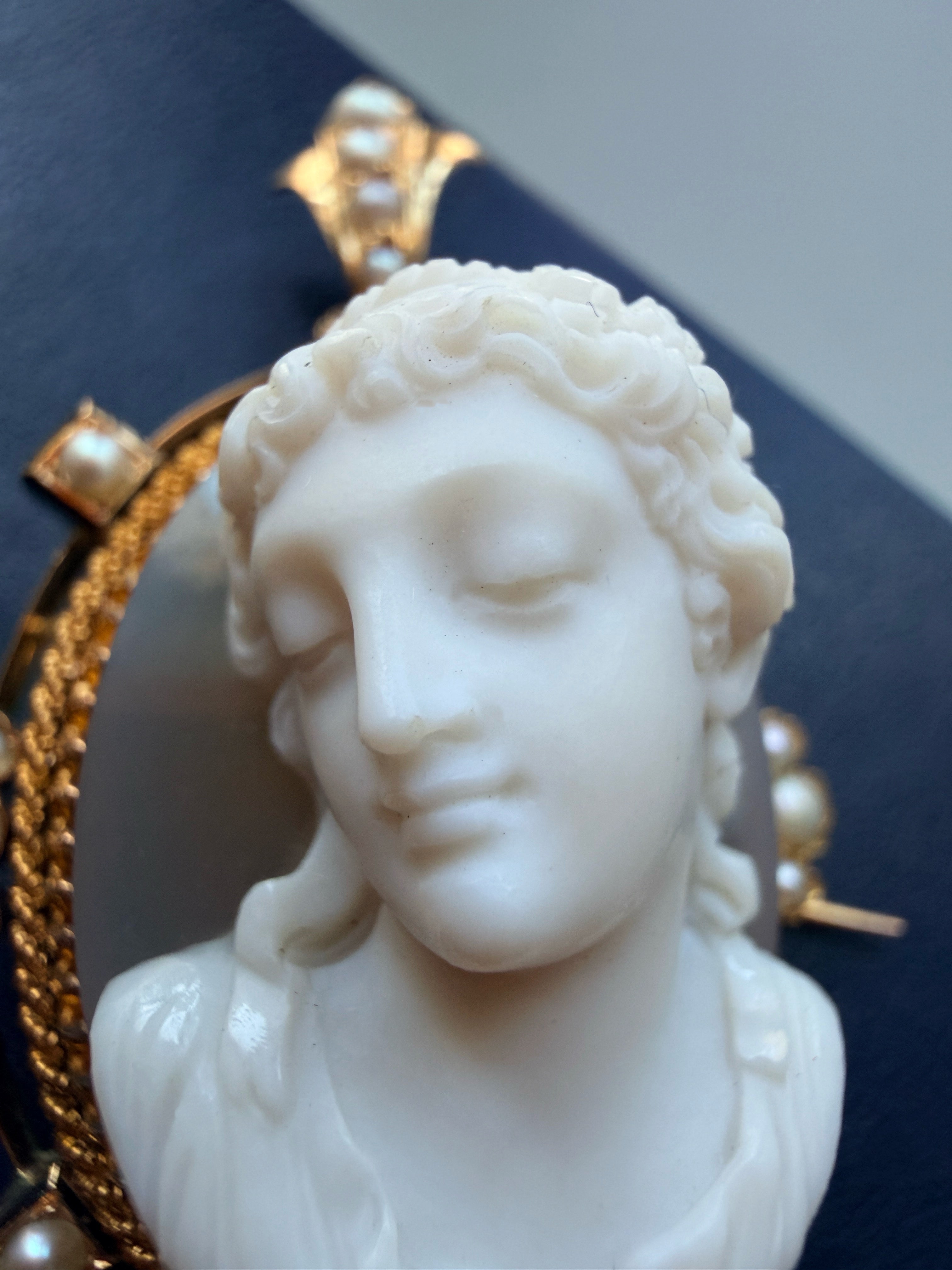 Antique Victorian 18K gold agate high relief cameo pendant brooch 