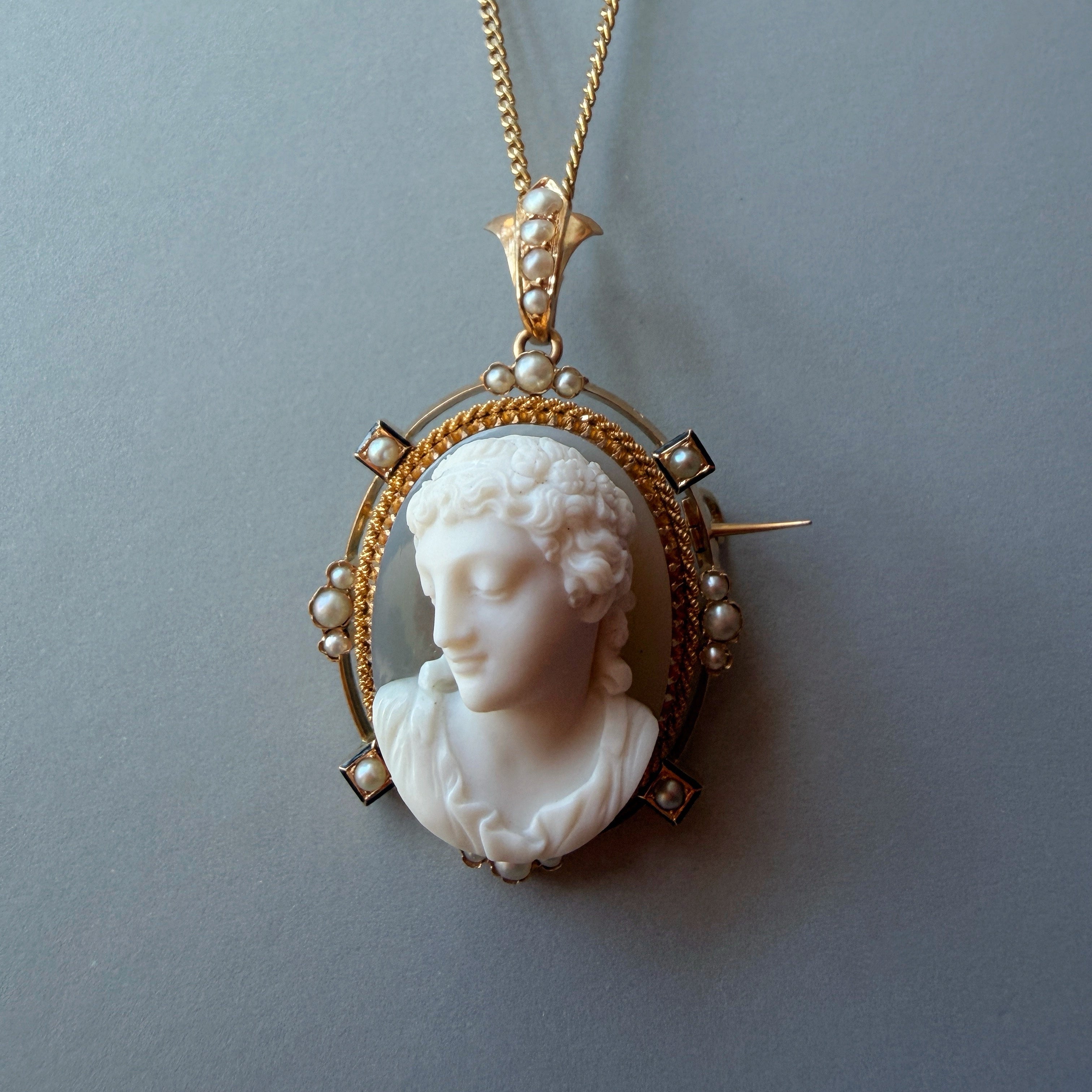 Antique Victorian 18K gold agate high relief cameo pendant brooch 