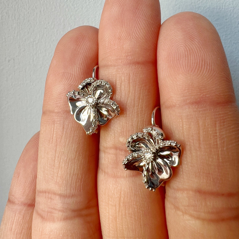 Vintage 18K gold diamond flower earrings