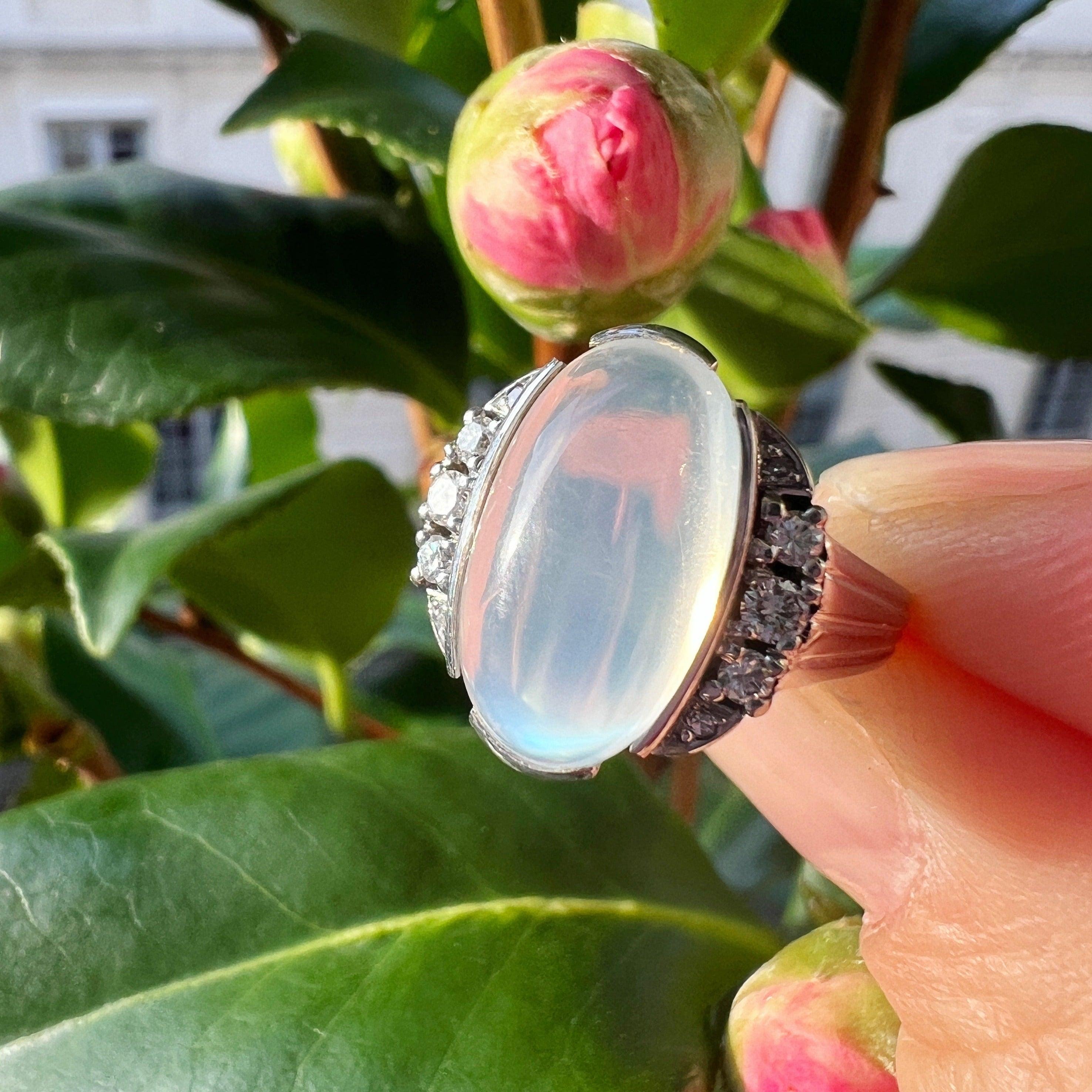 Art Deco era 18K gold moonstone and diamond ring - Curiously timeless