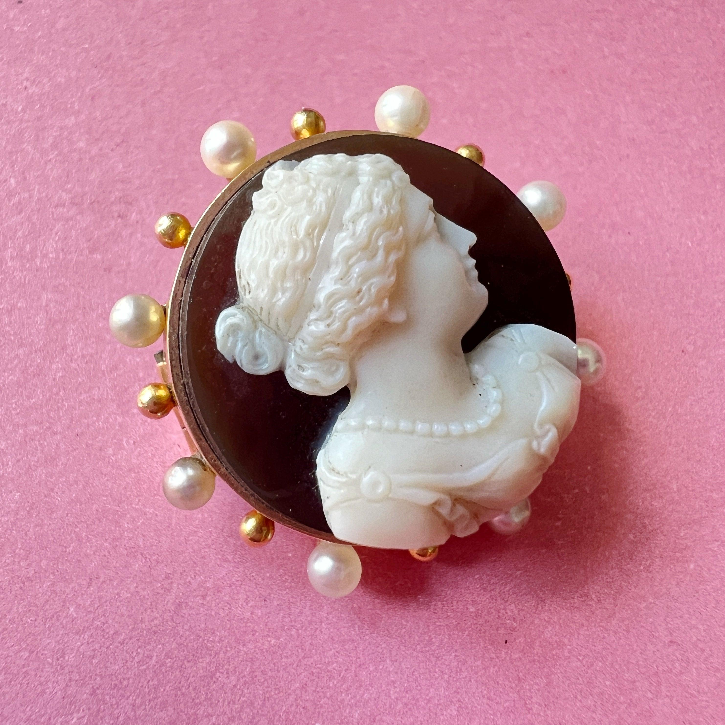 19th century 18K gold agate pearl cameo brooch - Curiously timeless