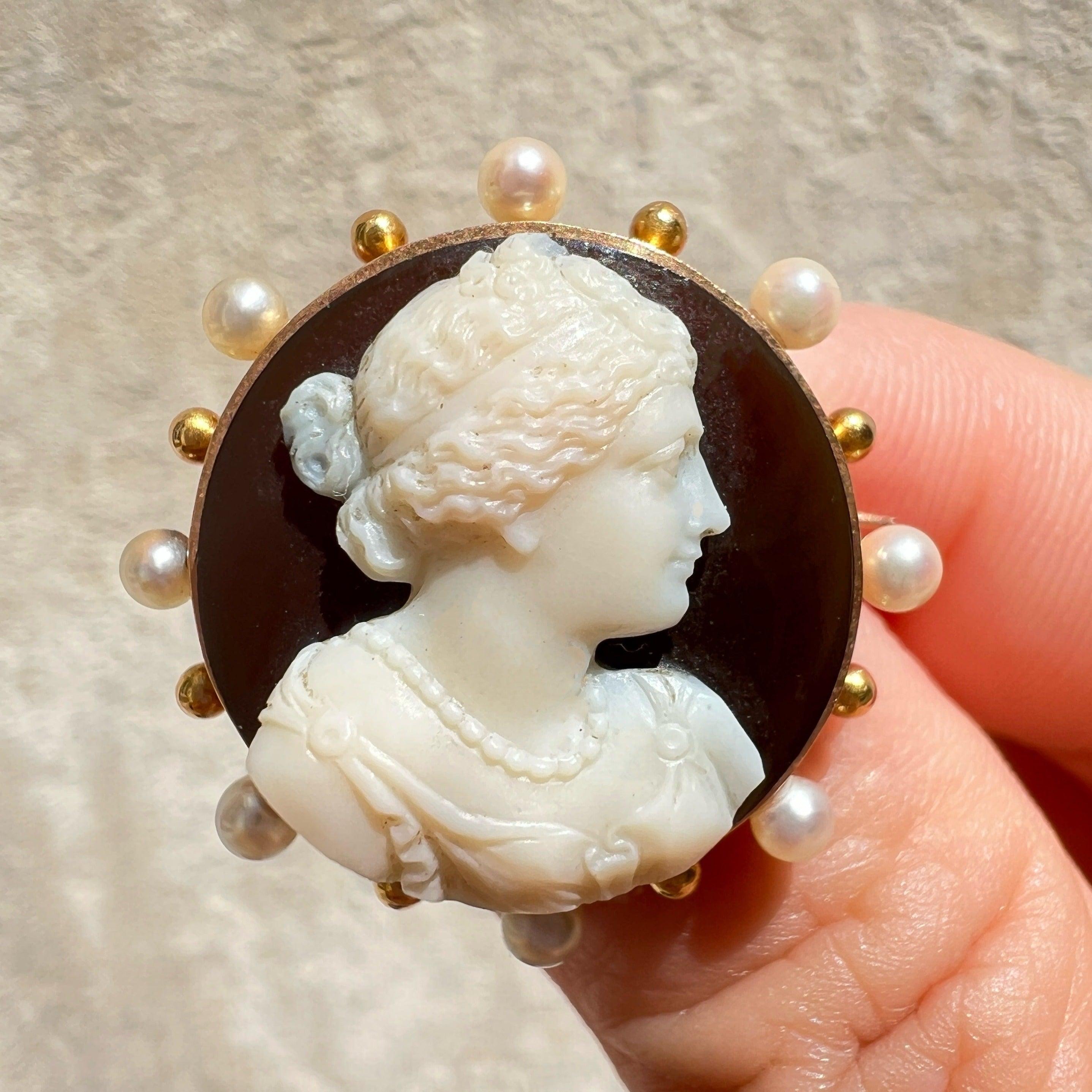 19th century 18K gold agate pearl cameo brooch - Curiously timeless