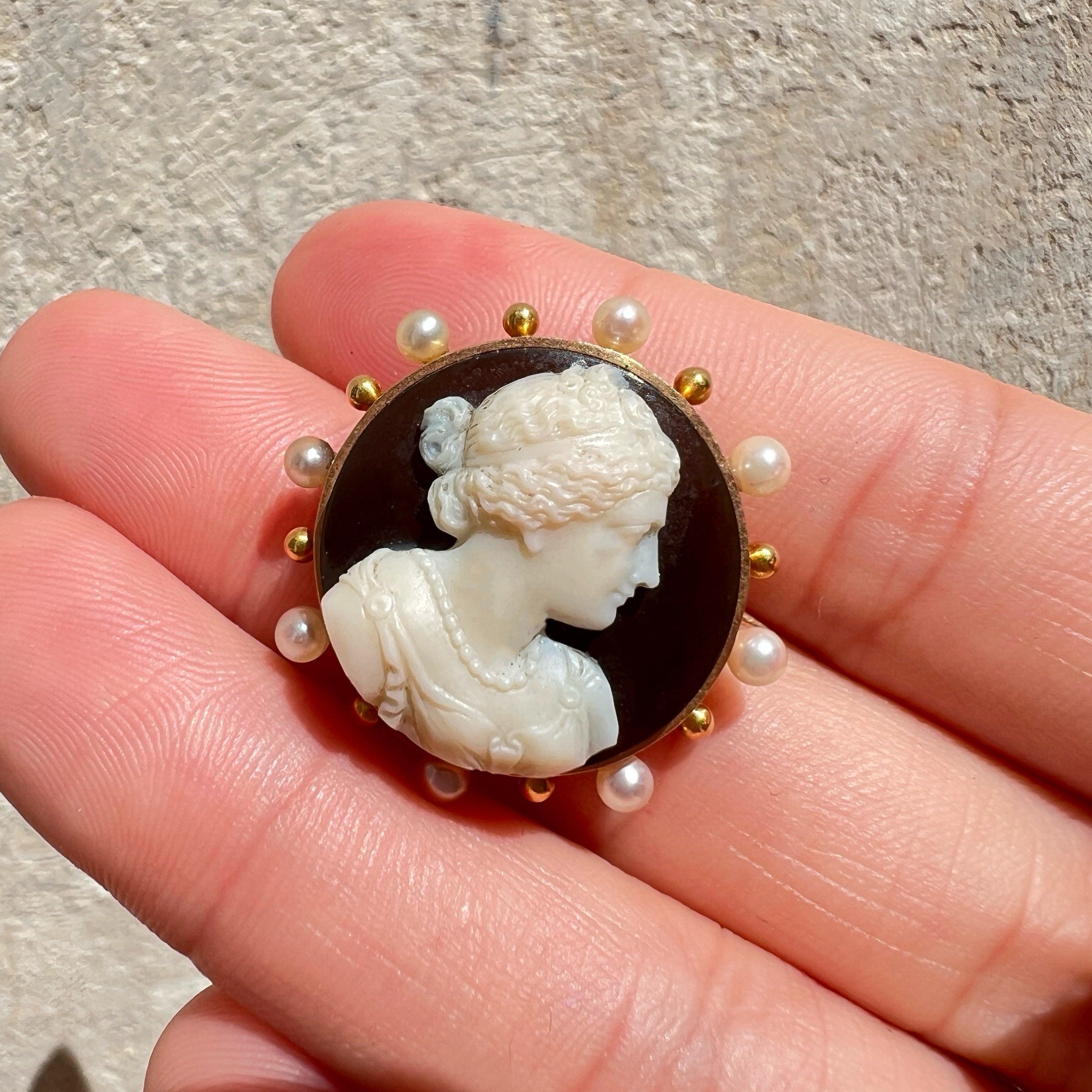 19th century 18K gold agate pearl cameo brooch - Curiously timeless