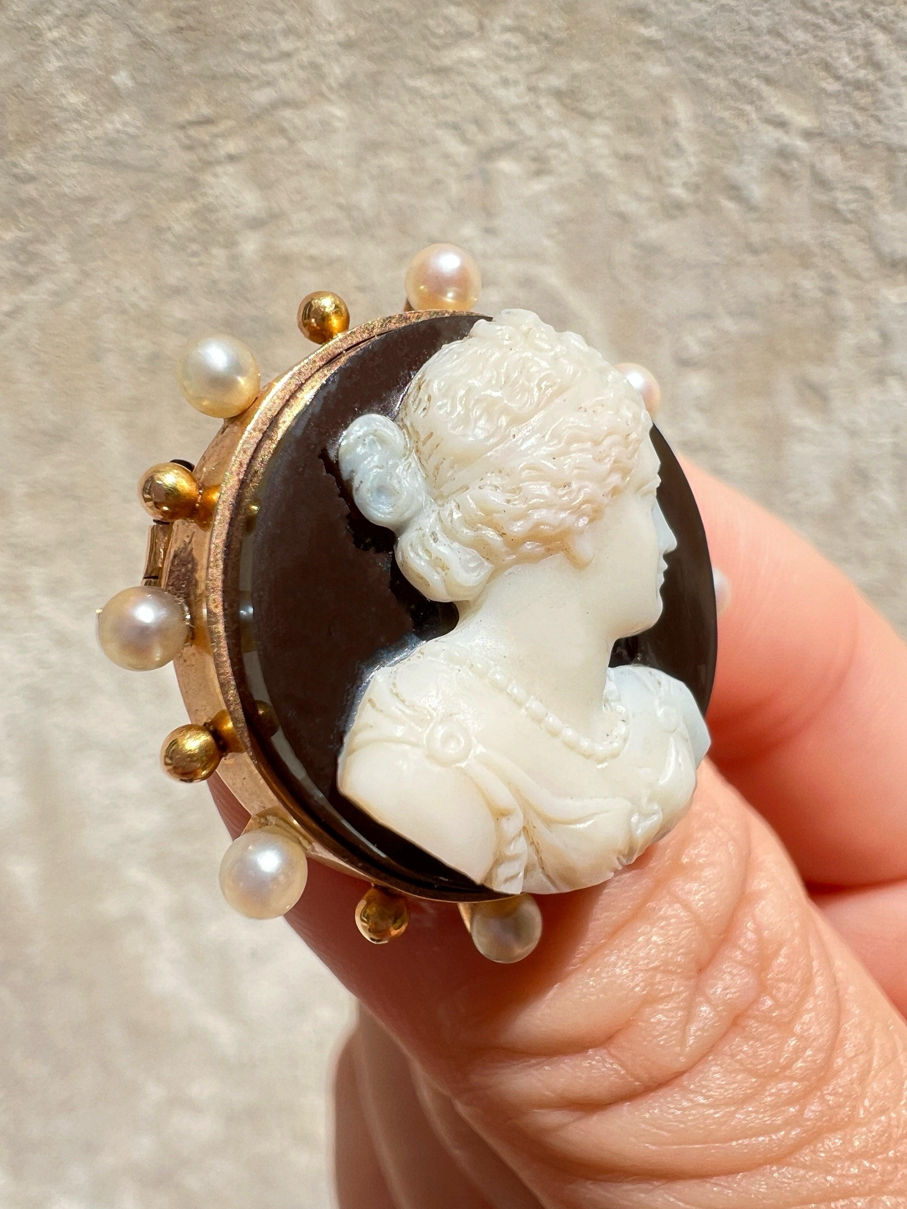 19th century 18K gold agate pearl cameo brooch - Curiously timeless