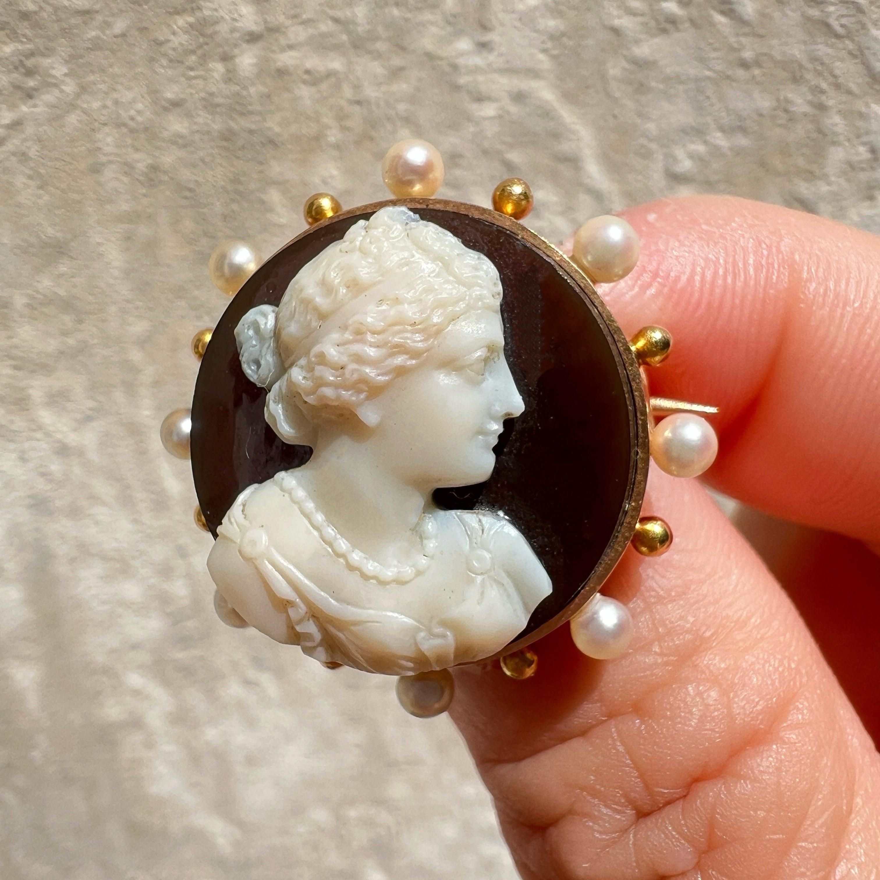 19th century 18K gold agate pearl cameo brooch - Curiously timeless