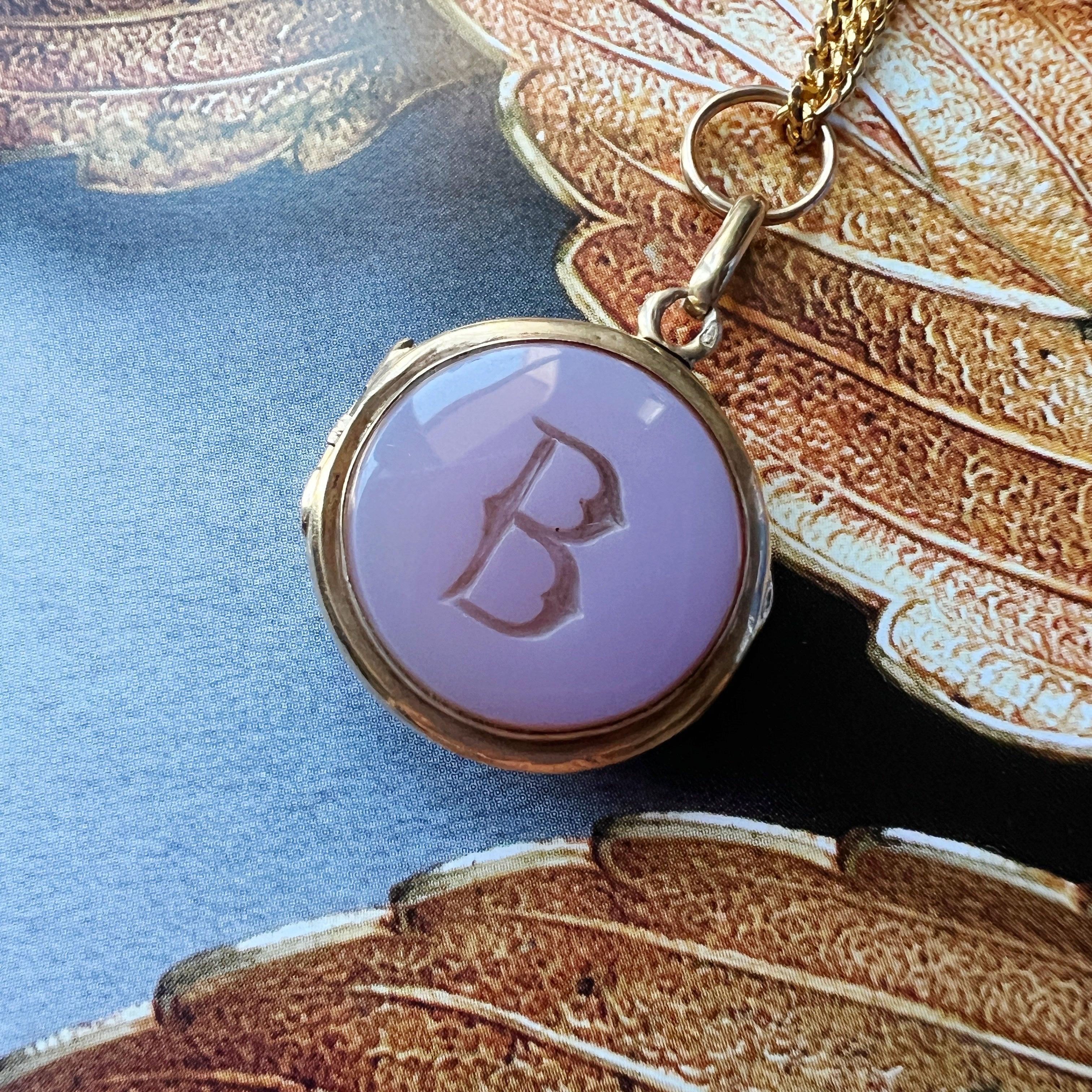 Victorian era 18K gold agate letter « B » locket pendant - Curiously timeless