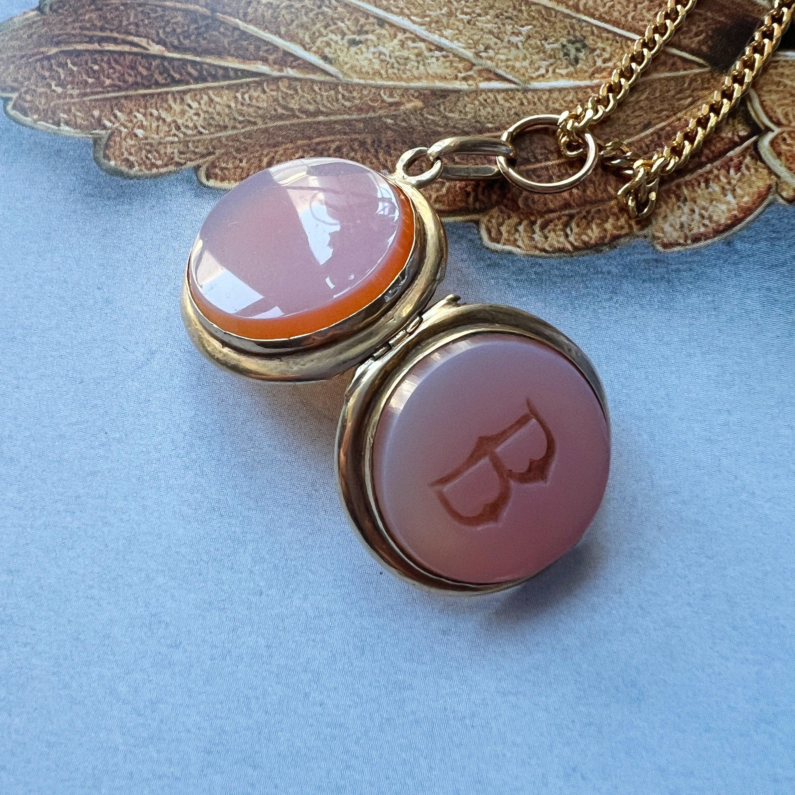 Victorian era 18K gold agate letter « B » locket pendant - Curiously timeless