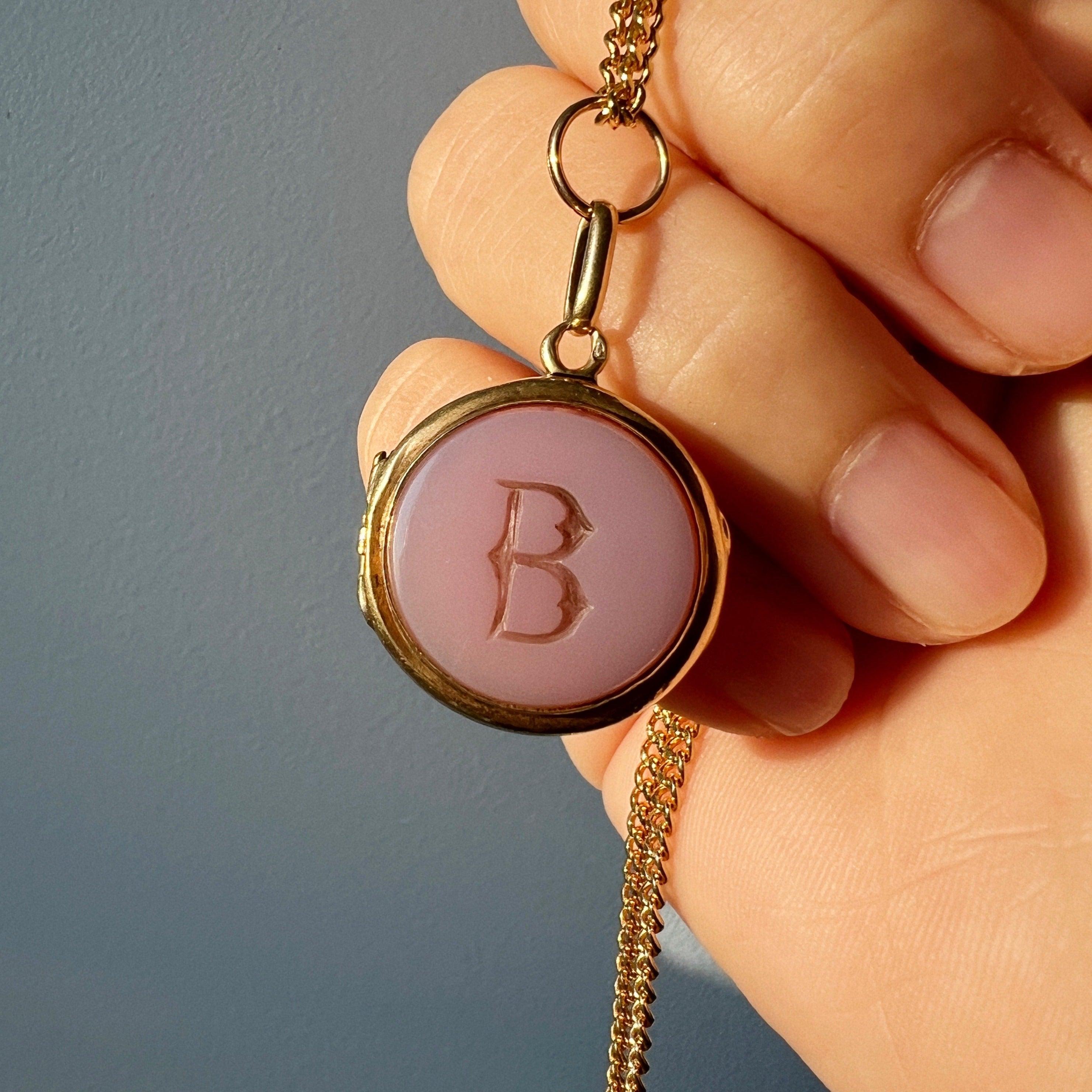 Victorian era 18K gold agate letter « B » locket pendant - Curiously timeless