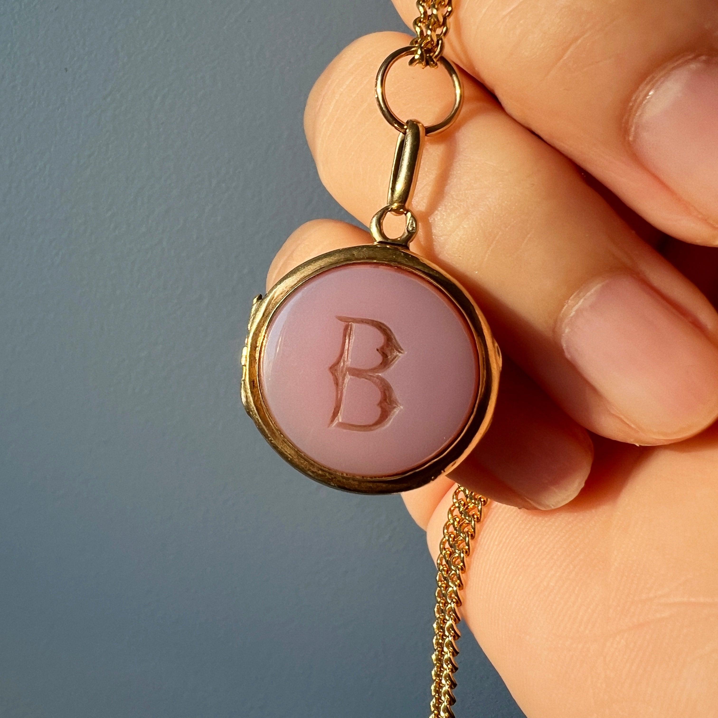 Victorian era 18K gold agate letter « B » locket pendant - Curiously timeless