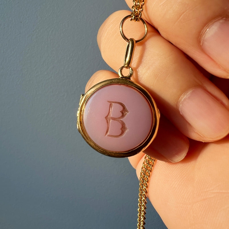 Victorian era 18K gold agate letter « B » locket pendant