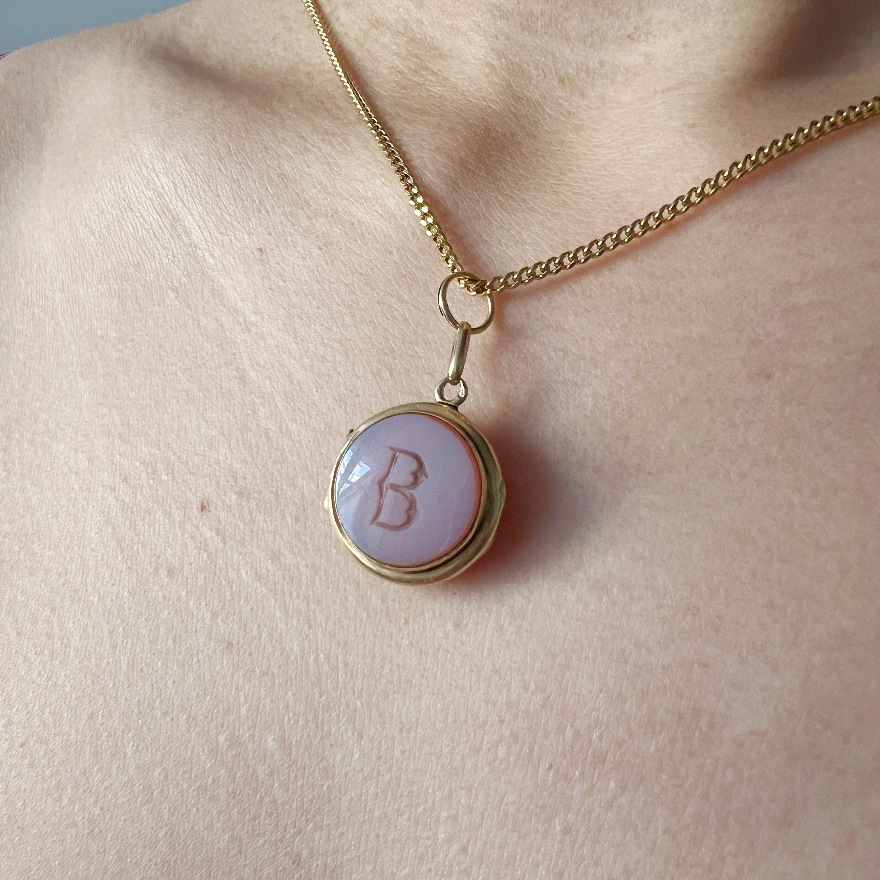 Victorian era 18K gold agate letter « B » locket pendant - Curiously timeless