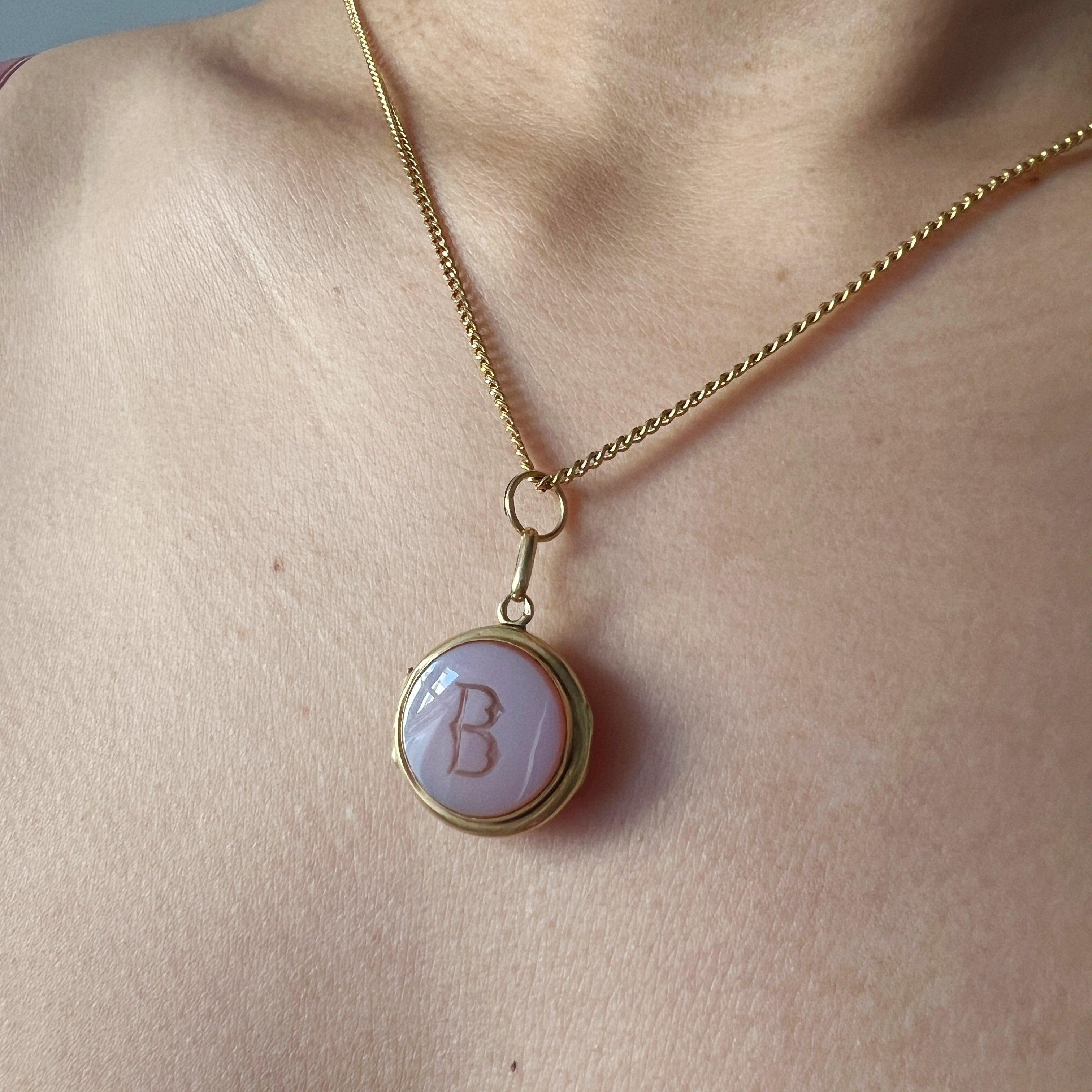 Victorian era 18K gold agate letter « B » locket pendant - Curiously timeless