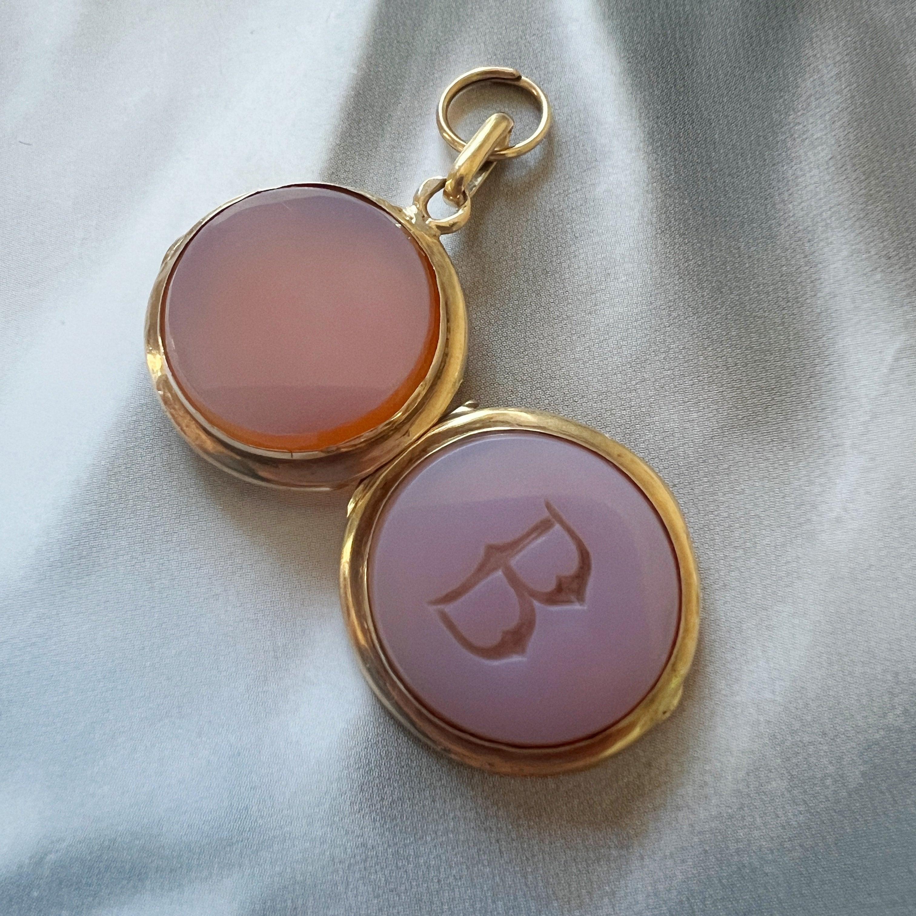 Victorian era 18K gold agate letter « B » locket pendant - Curiously timeless