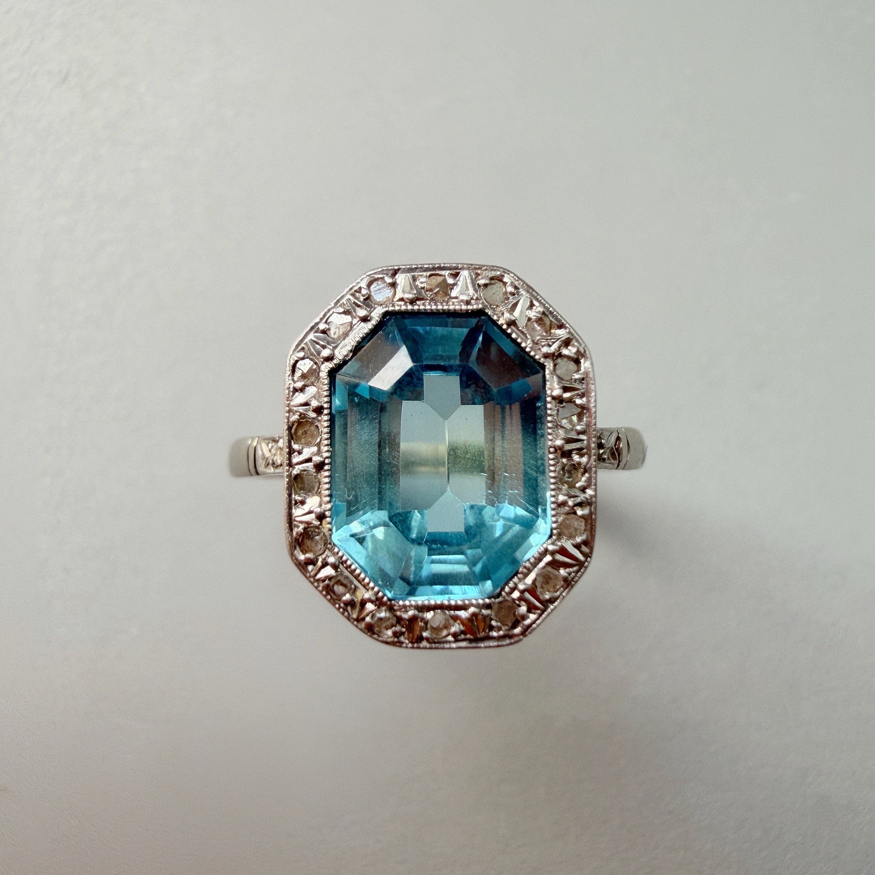 Art Deco 18K gold Synthetic blue sapphire diamond ring