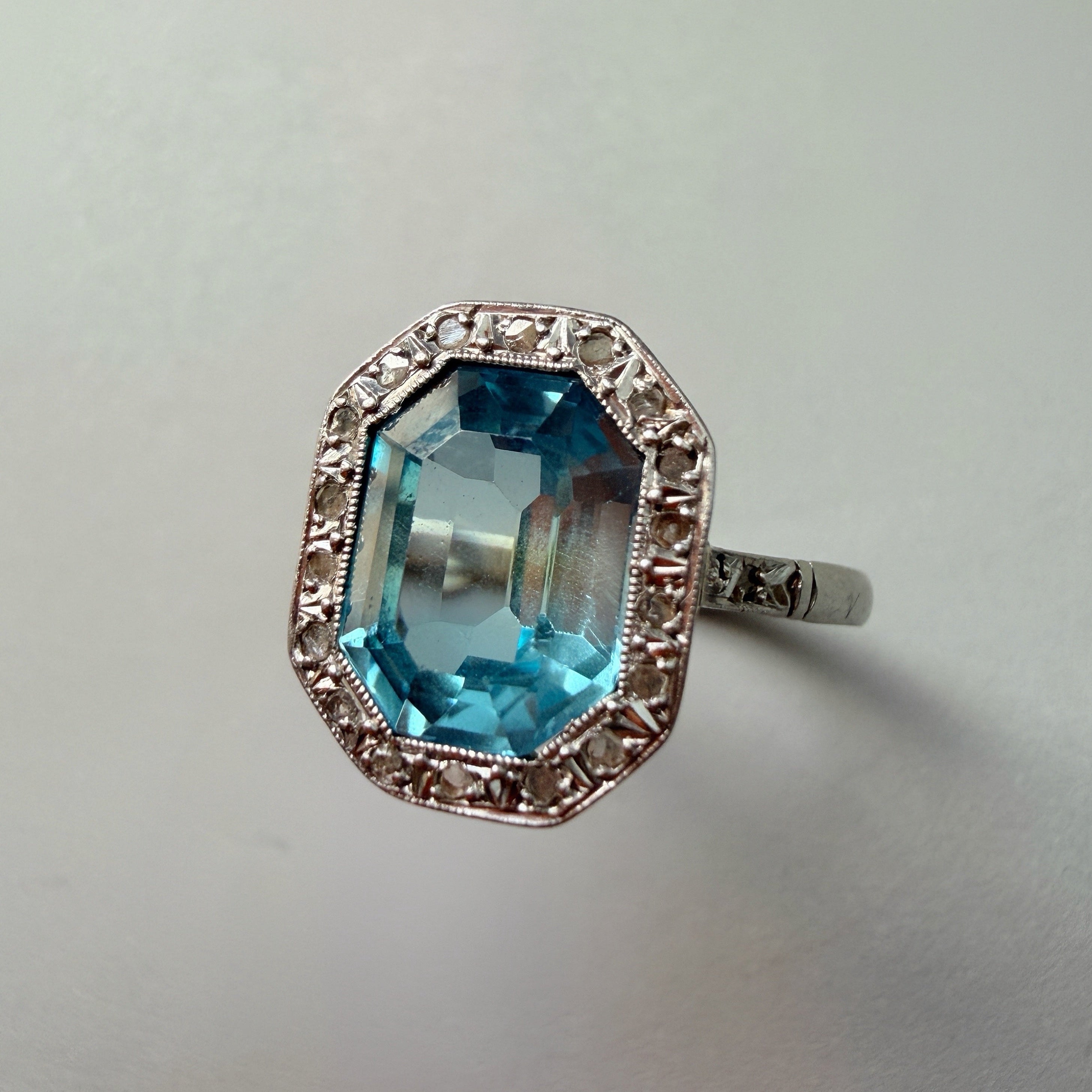 Art Deco 18K gold Synthetic blue sapphire diamond ring