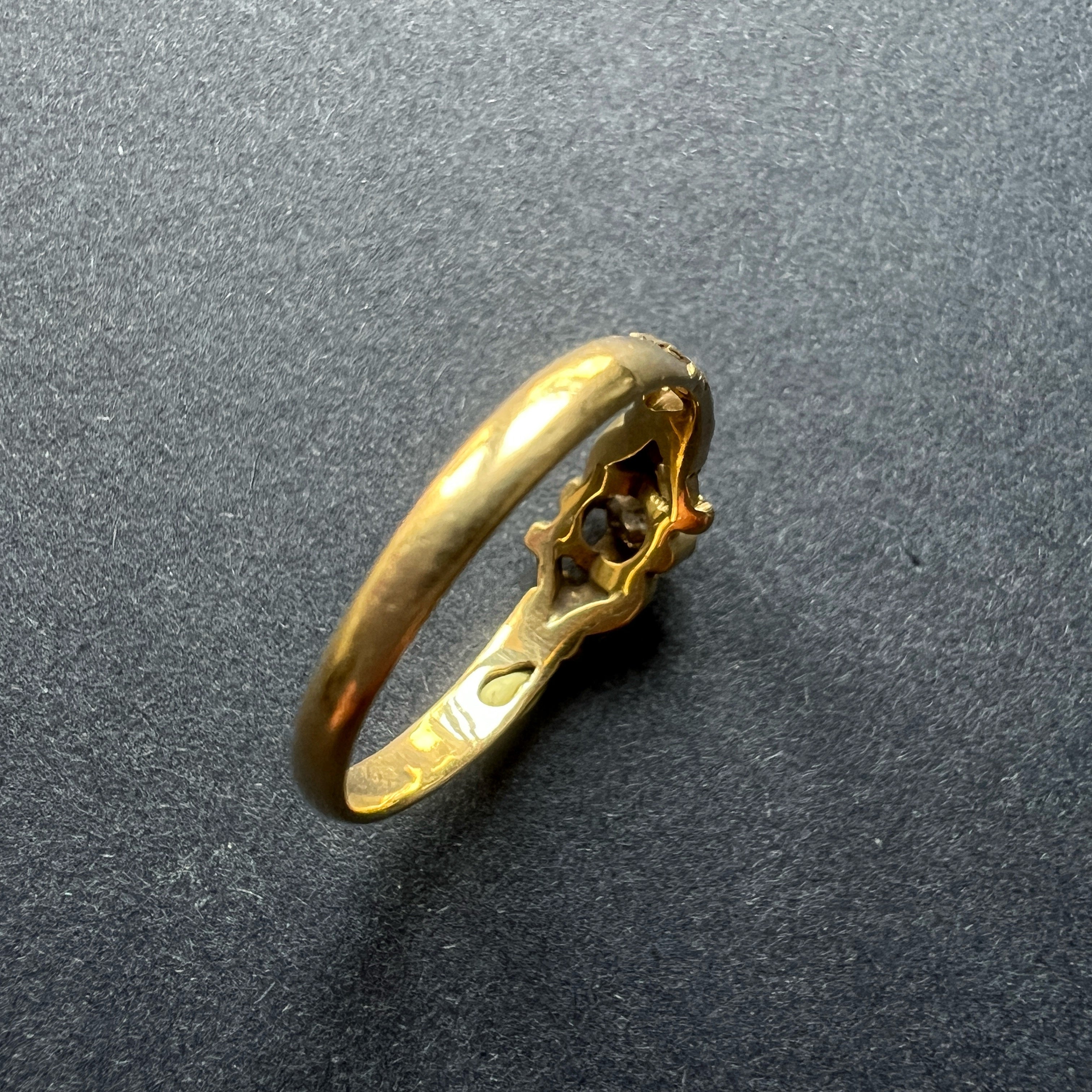 Victorian era 18K gold leaf shoulders diamond ring