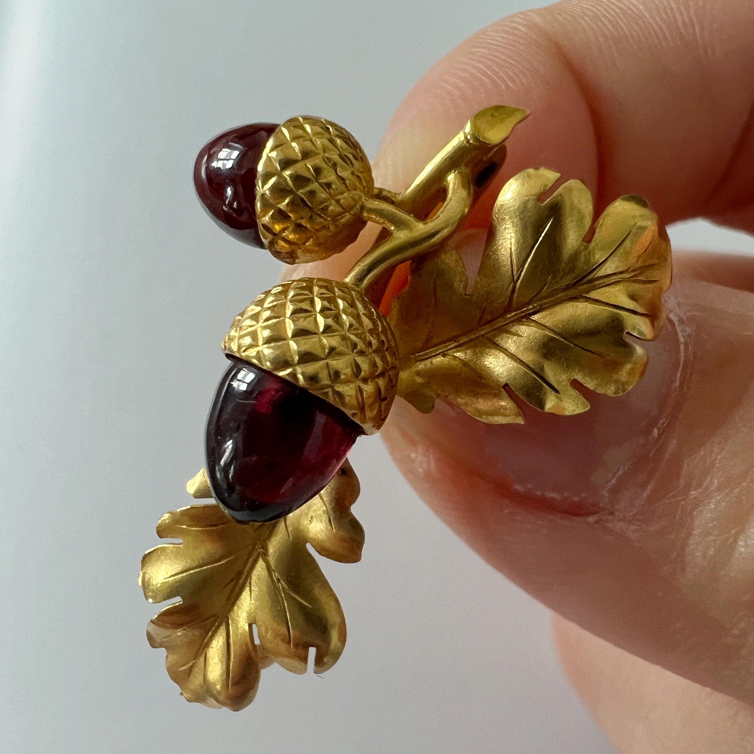 Victorian era 18K gold garnet acorn brooch - Curiously timeless